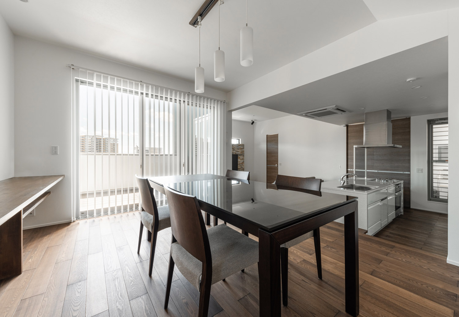 ベランダに出ることが出来る窓のそばに4人掛けのダイニングテーブルが置かれたLDK・デザイン住宅 注文住宅・デザイン住宅建築実例_『CASE754 首途(かどで)の家』_LDK