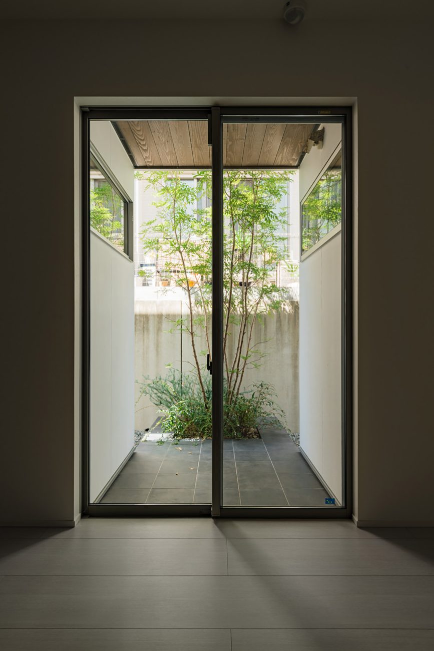 植栽が見える窓・デザイン住宅 注文住宅・デザイン住宅建築実例_『CASE754 首途（かどで）の家』_玄関