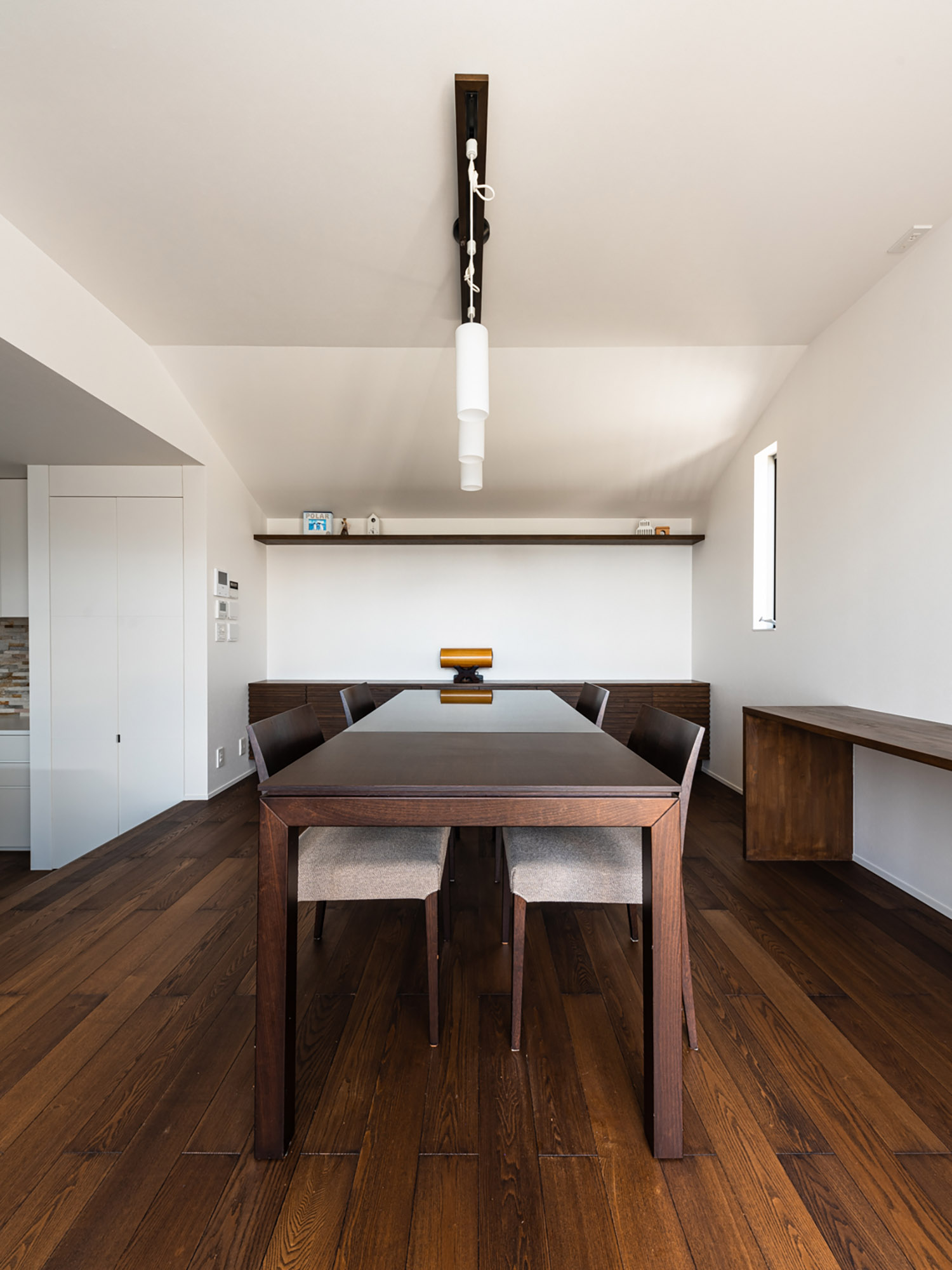 4人掛けのダイニングテーブルの上にペンダントライトが設けられたフローリングのLDK・デザイン住宅 注文住宅・デザイン住宅建築実例_『CASE754 首途(かどで)の家』_LDK