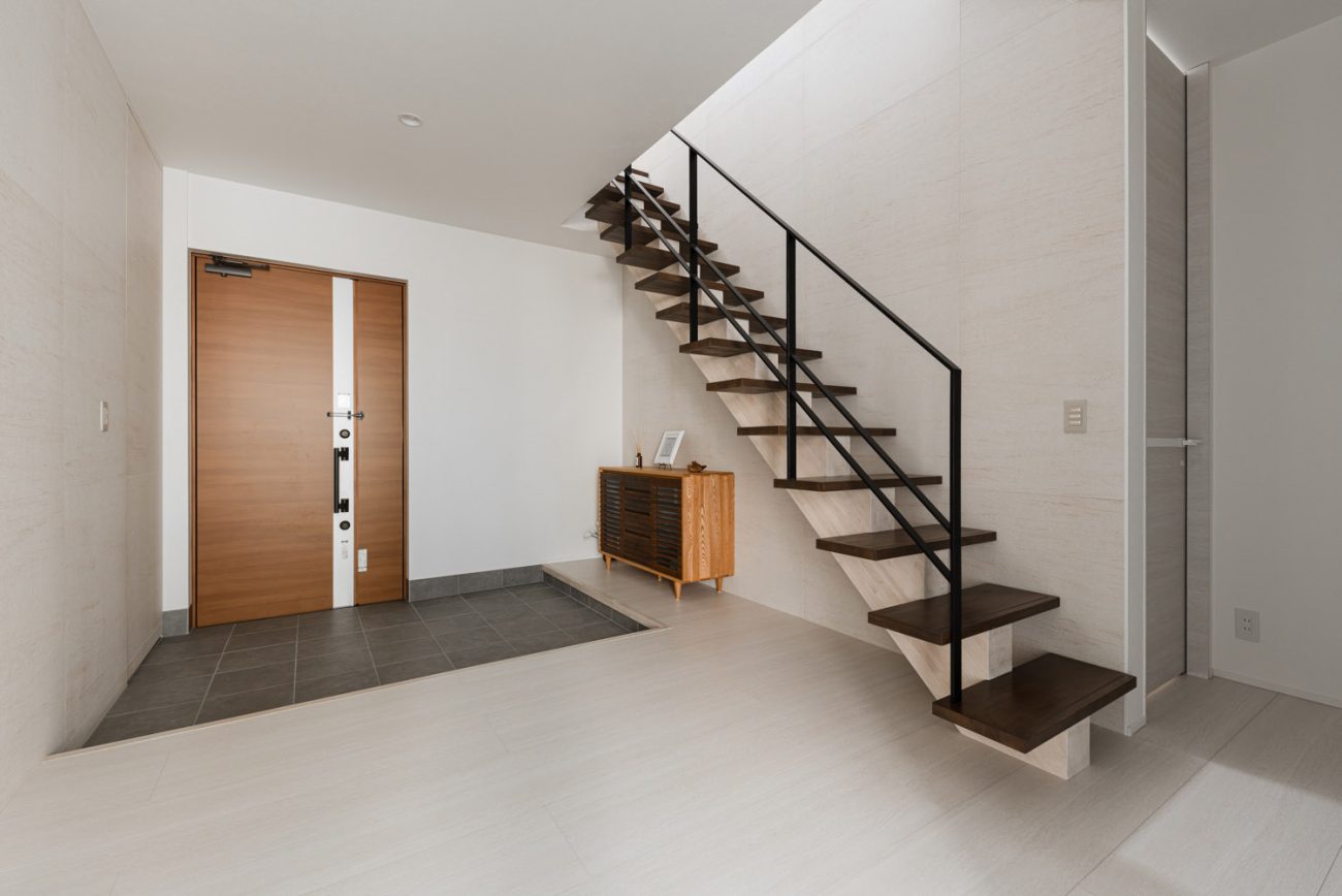 タイルの玄関のそばにスケルトン階段があるフロア・デザイン住宅 注文住宅・デザイン住宅建築実例_『CASE754 首途（かどで）の家』_玄関