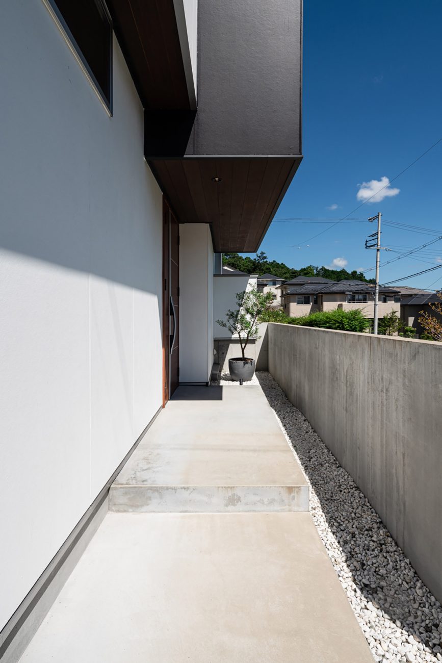 コンクリートの目隠しがある玄関アプローチ・デザイン住宅 注文住宅・デザイン住宅建築実例_『CASE754 首途（かどで）の家』_外観