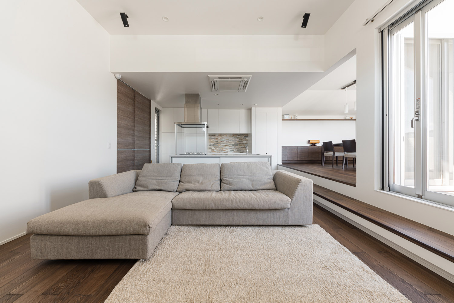 グレーのL字ソファーがある白い壁のLDK・デザイン住宅 注文住宅・デザイン住宅建築実例_『CASE754 首途(かどで)の家』_LDK