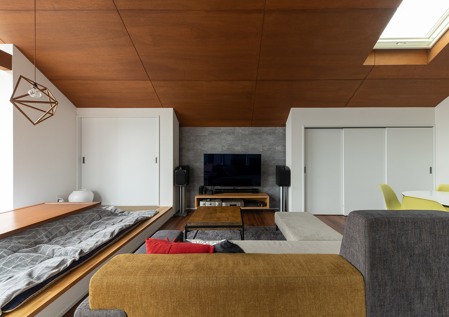 グレーのアクセントウォール部分にテレビを置いた木の高天井のLDK・デザイン住宅 注文住宅・デザイン住宅建築実例_『CASE755 山際の家（やまぎわのいえ）』_LDK