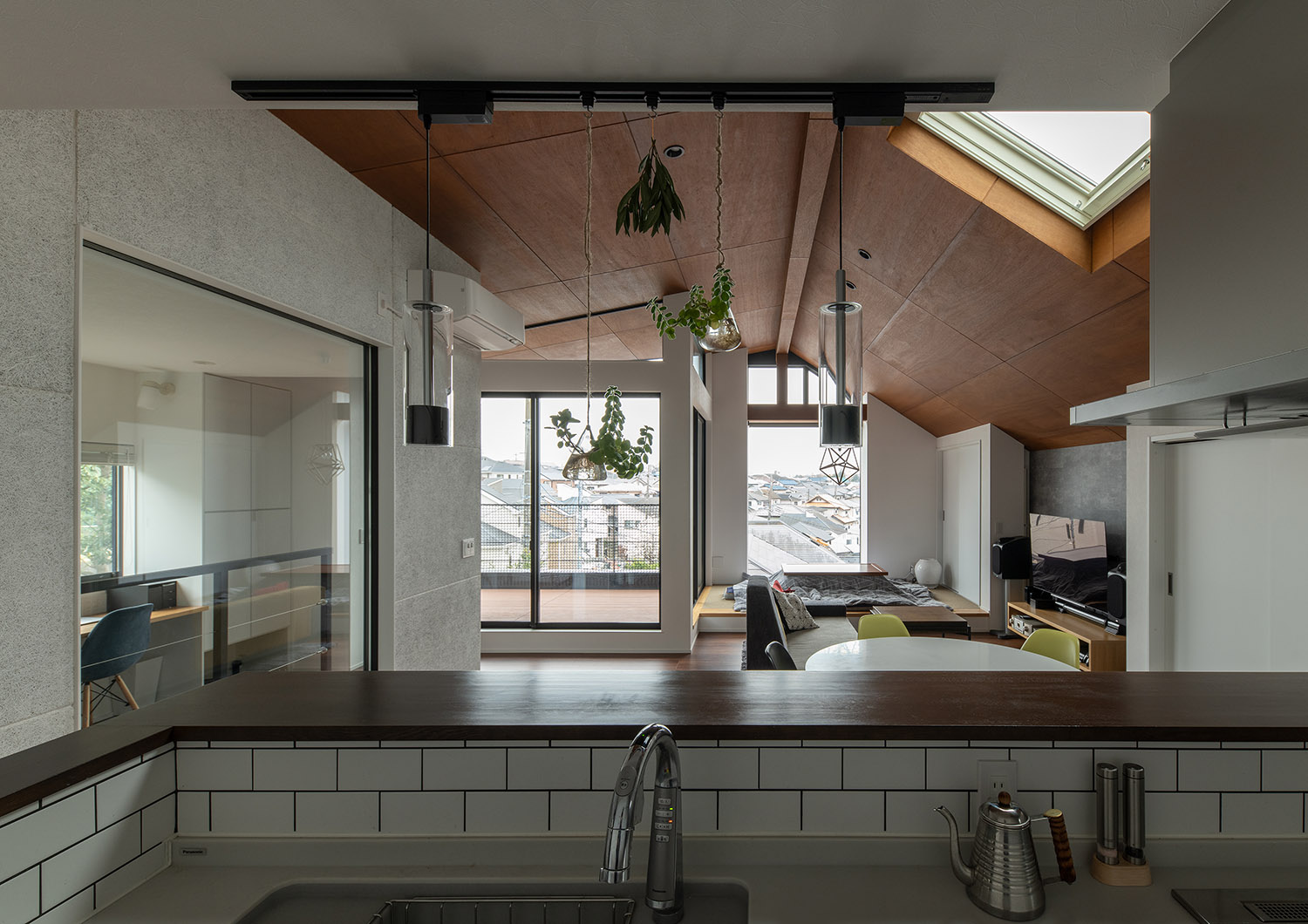 家族の様子や外の景色を見渡せる対面式キッチン