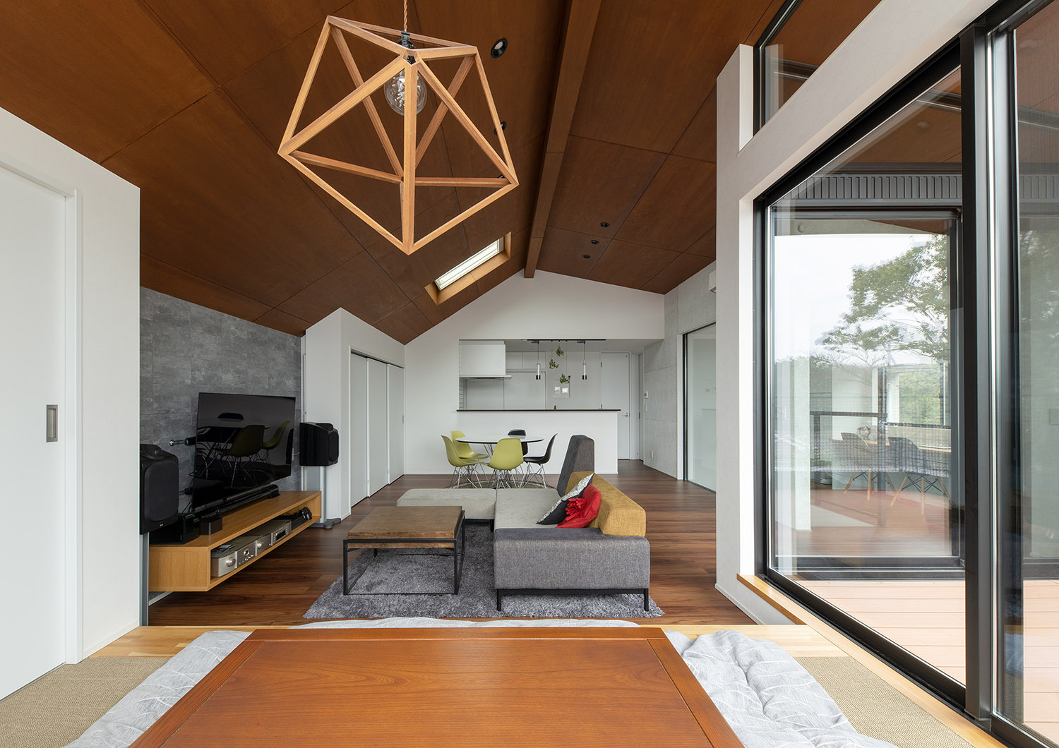 木のペンダントライトがある高天井のLDK・デザイン住宅 注文住宅・デザイン住宅建築実例_『CASE755 山際の家（やまぎわのいえ）』_LDK