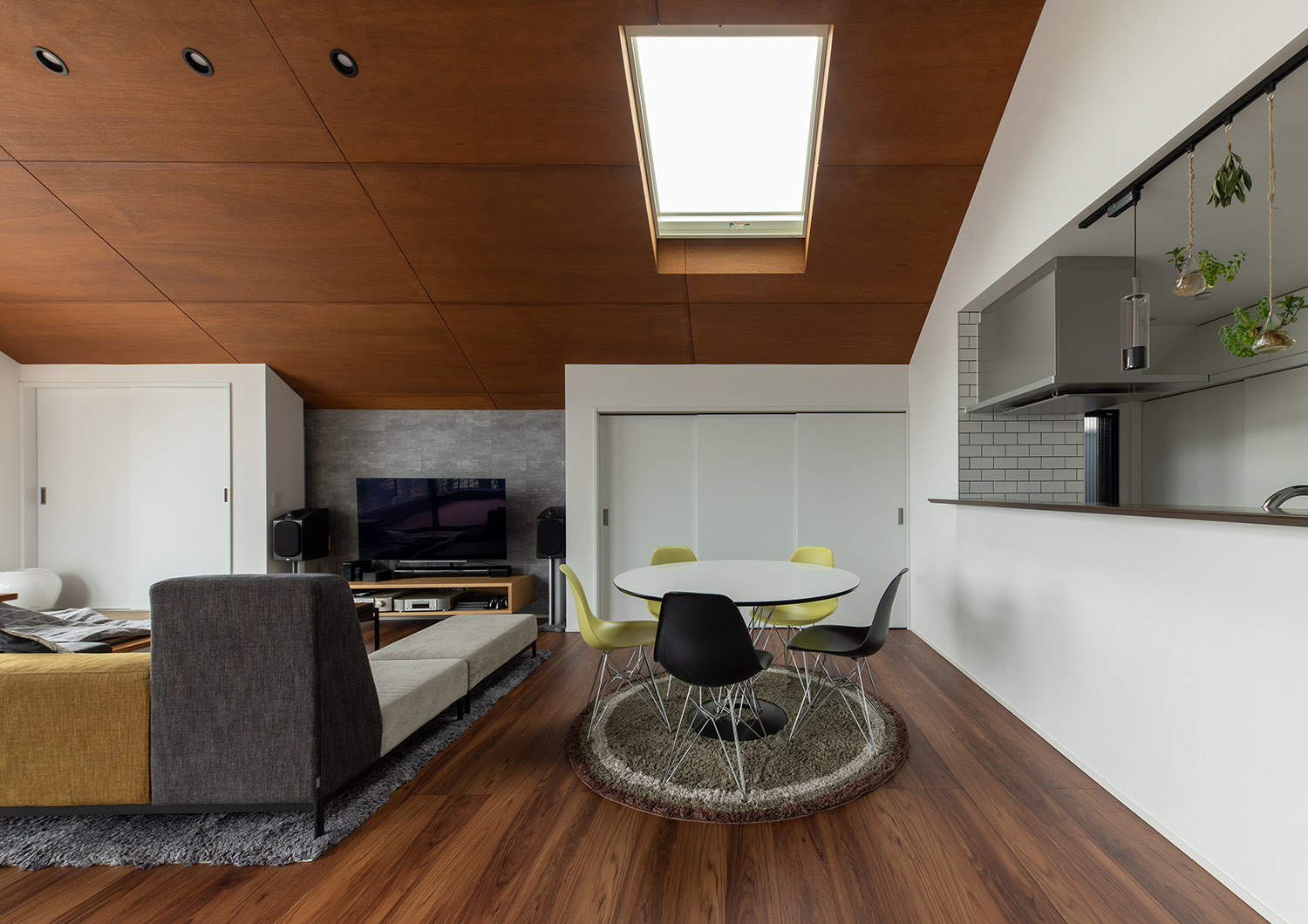 天窓の下に丸いダイニングテーブルが置かれたLDK・デザイン住宅 注文住宅・デザイン住宅建築実例_『CASE755 山際の家（やまぎわのいえ）』_LDK