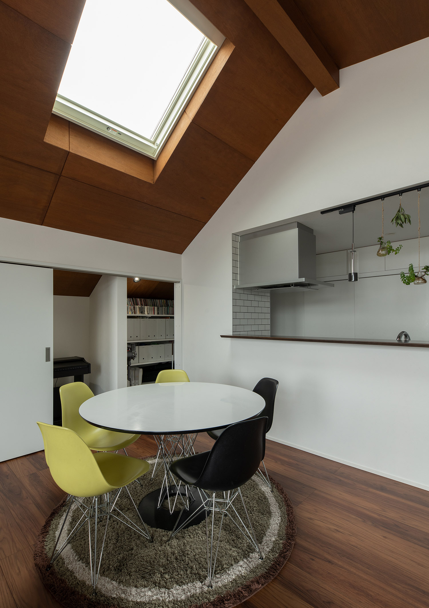 白くて丸いダイニングテーブルの上に天窓から光が入るLDK・デザイン住宅 注文住宅・デザイン住宅建築実例_『CASE755 山際の家（やまぎわのいえ）』_LDK