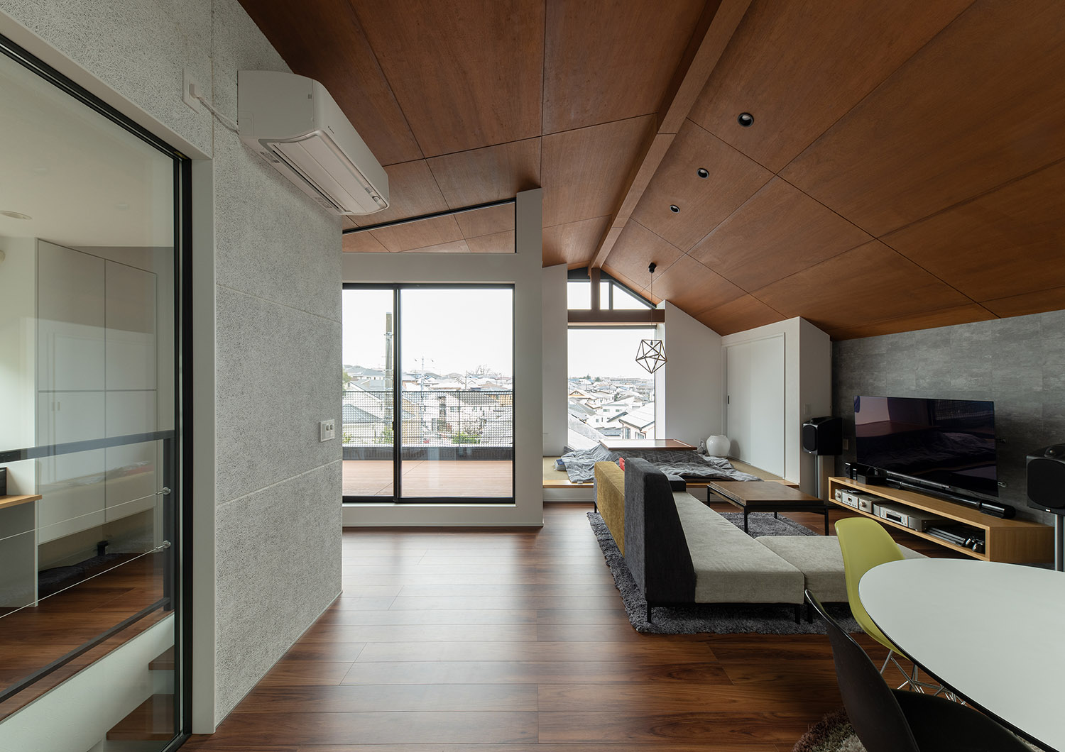 外が見える大きな窓がある、木の高天井のLDK・デザイン住宅 注文住宅・デザイン住宅建築実例_『CASE755 山際の家（やまぎわのいえ）』_LDK