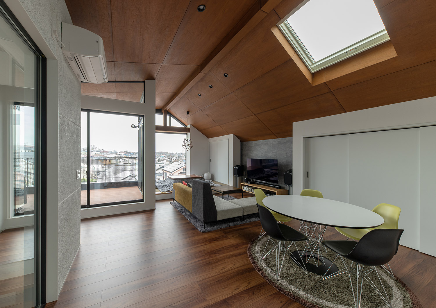 木の天井に天窓が取り付けられたLDK・デザイン住宅 注文住宅・デザイン住宅建築実例_『CASE755 山際の家（やまぎわのいえ）』_LDK