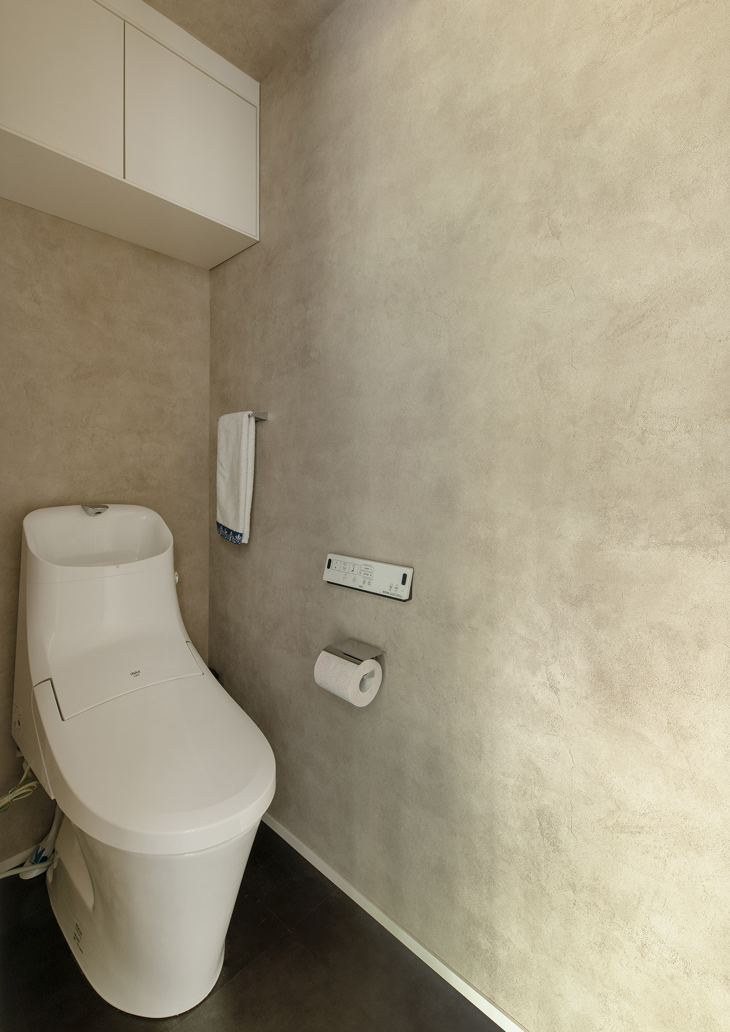 ベージュのクロスのトイレ・デザイン住宅 注文住宅・デザイン住宅建築実例_『CASE755 山際の家（やまぎわのいえ）』_トイレ