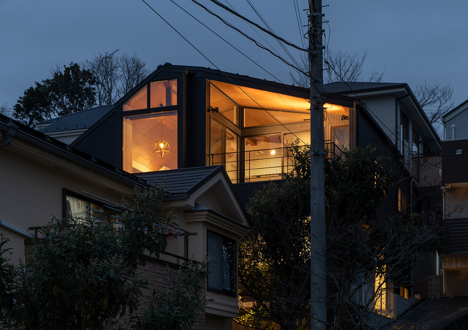 遠くからバルコニーや室内の様子が見える住宅・デザイン住宅 注文住宅・デザイン住宅建築実例_『CASE755 山際の家（やまぎわのいえ）』_外観