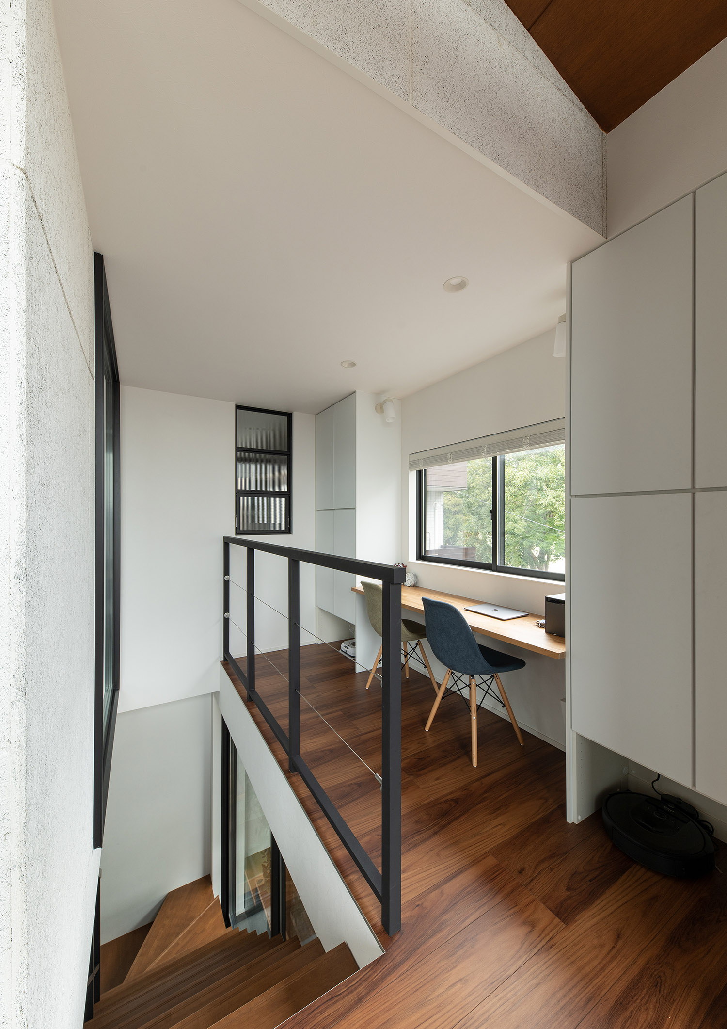 壁付けデスクの正面に窓を設けたワークスペース 注文住宅・デザイン住宅建築実例_『CASE755 山際の家（やまぎわのいえ）』_LDK