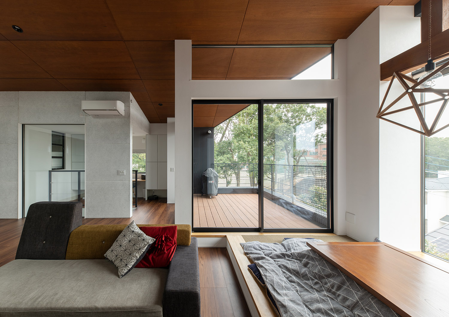 LDKとフラットに繋がるウッドデッキのバルコニーがある様子・デザイン住宅 注文住宅・デザイン住宅建築実例_『CASE755 山際の家（やまぎわのいえ）』_LDK