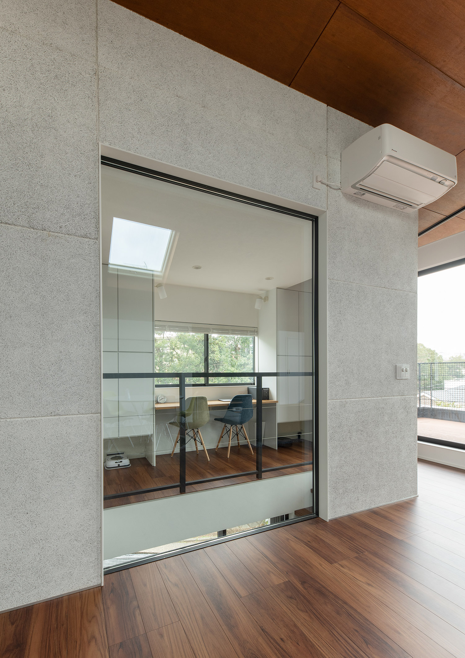 LDKと、室内窓付きの壁で仕切られたワークスペース・デザイン住宅 注文住宅・デザイン住宅建築実例_『CASE755 山際の家（やまぎわのいえ）』_LDK