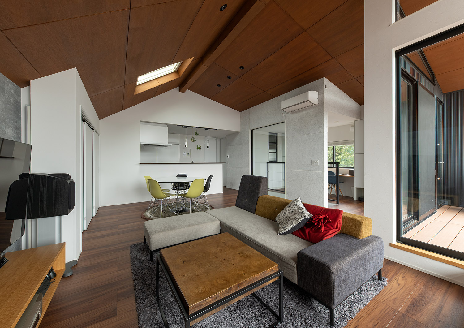 室内窓の付いた壁で仕切られたデスクスペースがある木の高天井のLDK・デザイン住宅 注文住宅・デザイン住宅建築実例_『CASE755 山際の家（やまぎわのいえ）』_LDK