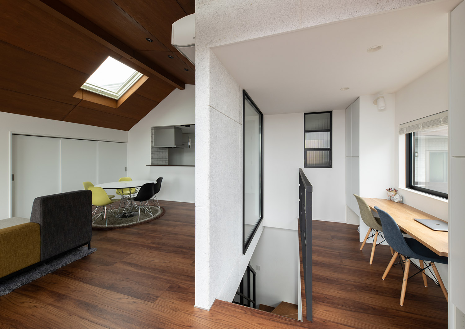 玄関のそばに壁付けデスクのワークスペースを設け、室内窓付きの壁で仕切ったLDK・デザイン住宅 注文住宅・デザイン住宅建築実例_『CASE755 山際の家（やまぎわのいえ）』_LDK