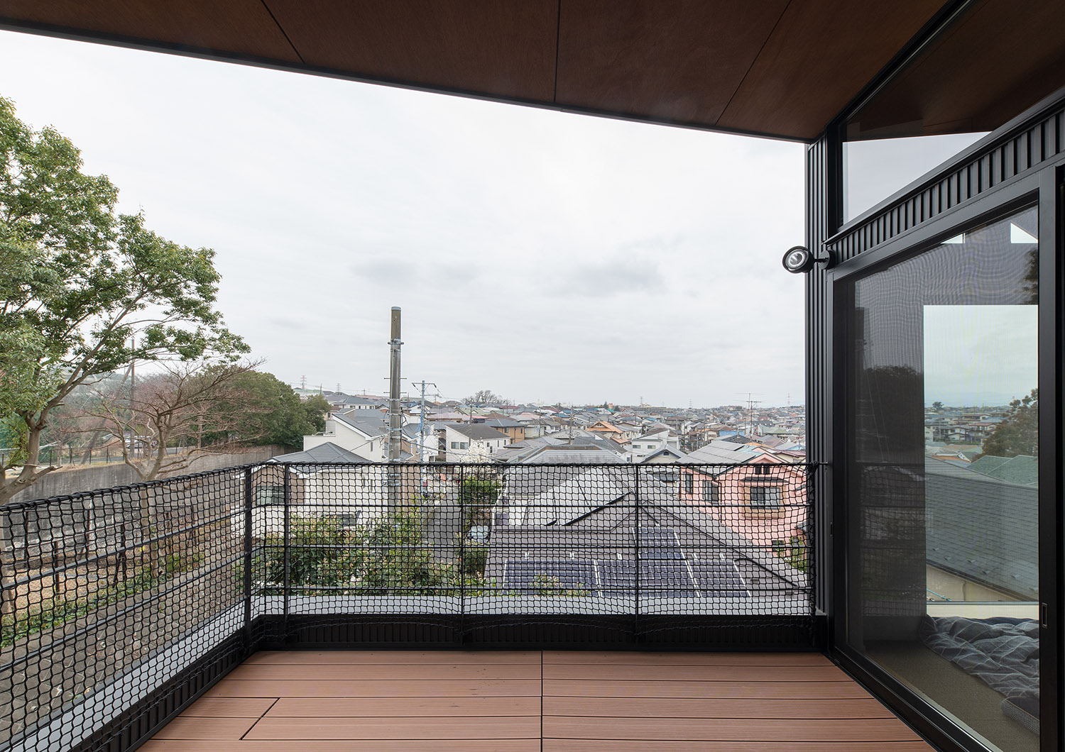 ウッドデッキのバルコニーから外を眺めた様子・デザイン住宅 注文住宅・デザイン住宅建築実例_『CASE755 山際の家（やまぎわのいえ）』_テラス・バルコニー