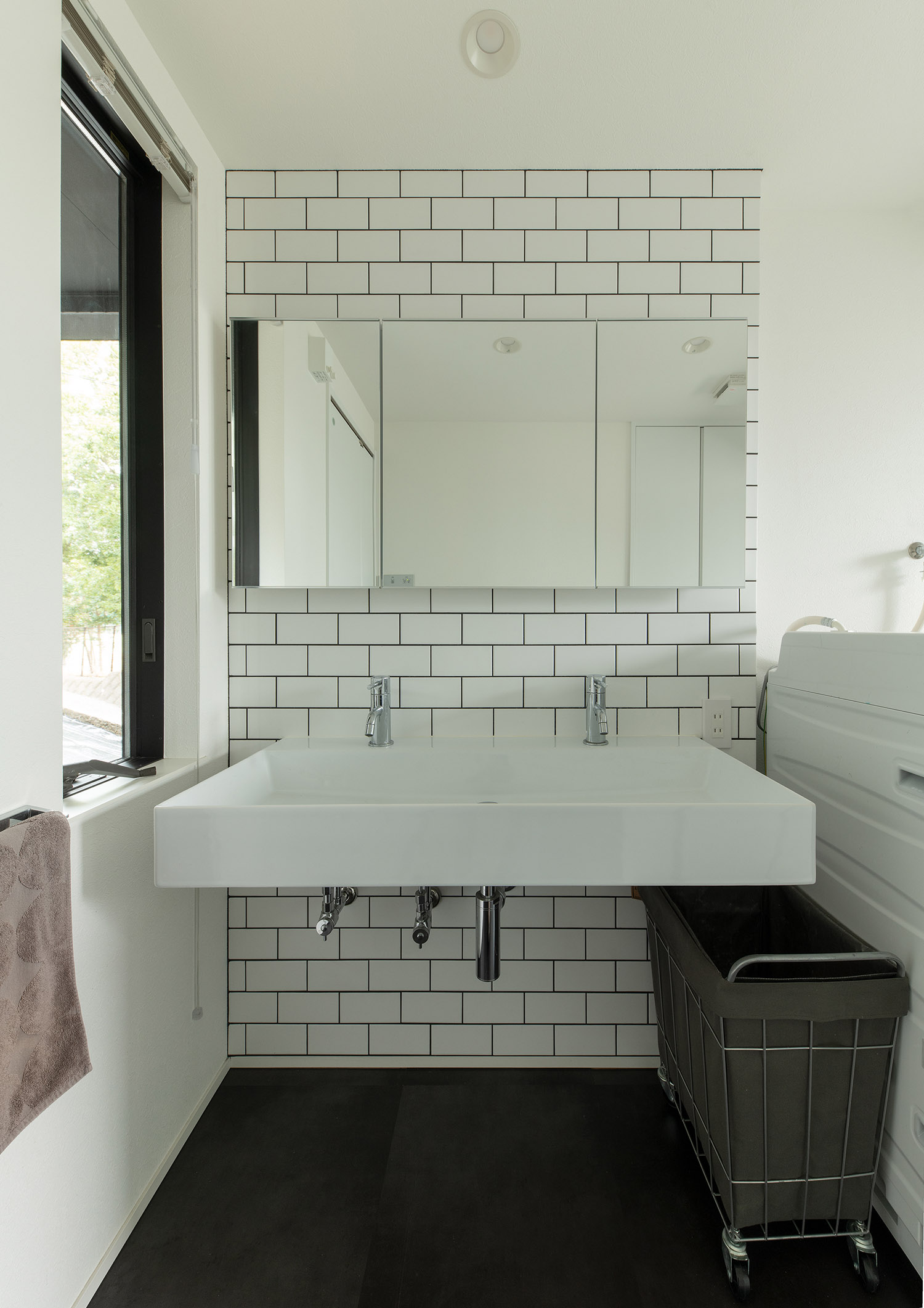 タイルのアクセントウォールがある白を基調とした洗面所・デザイン住宅 注文住宅・デザイン住宅建築実例_『CASE755 山際の家（やまぎわのいえ）』_浴室・洗面所