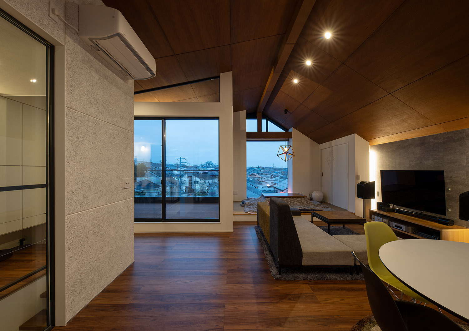 木の天井にダウンライトが取り付けられた外の見えるLDK・デザイン住宅 注文住宅・デザイン住宅建築実例_『CASE755 山際の家（やまぎわのいえ）』_LDK