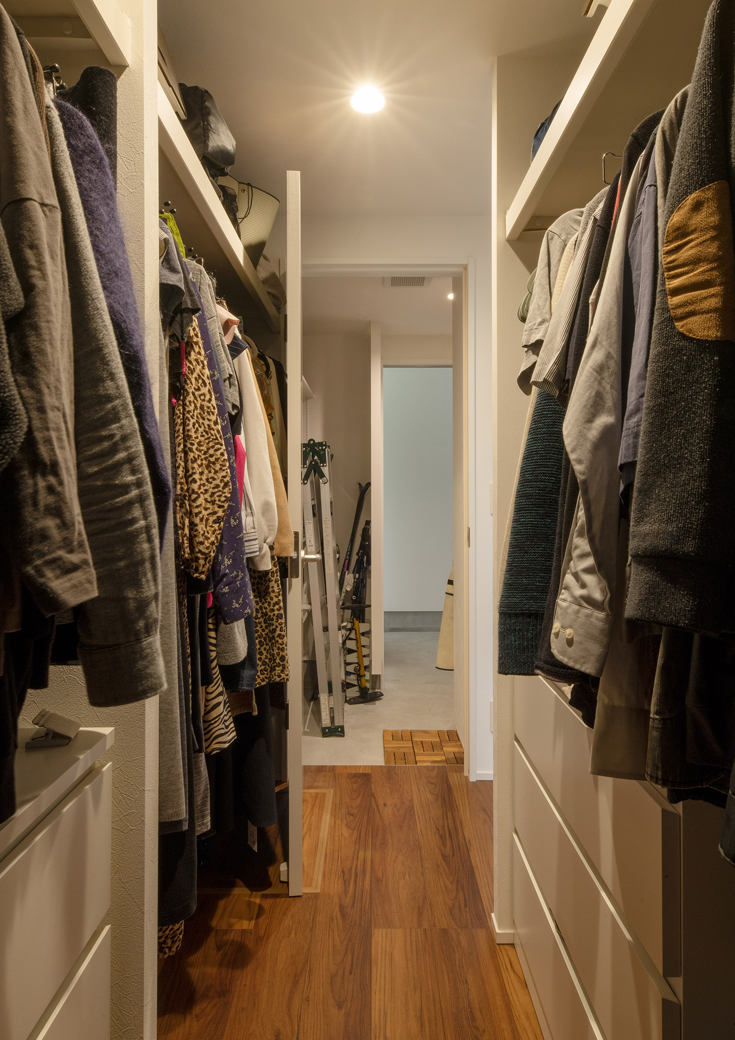 多くの服がハンガーに囲まれたウォークインクローゼット・デザイン住宅 注文住宅・デザイン住宅建築実例_『CASE755 山際の家（やまぎわのいえ）』_寝室