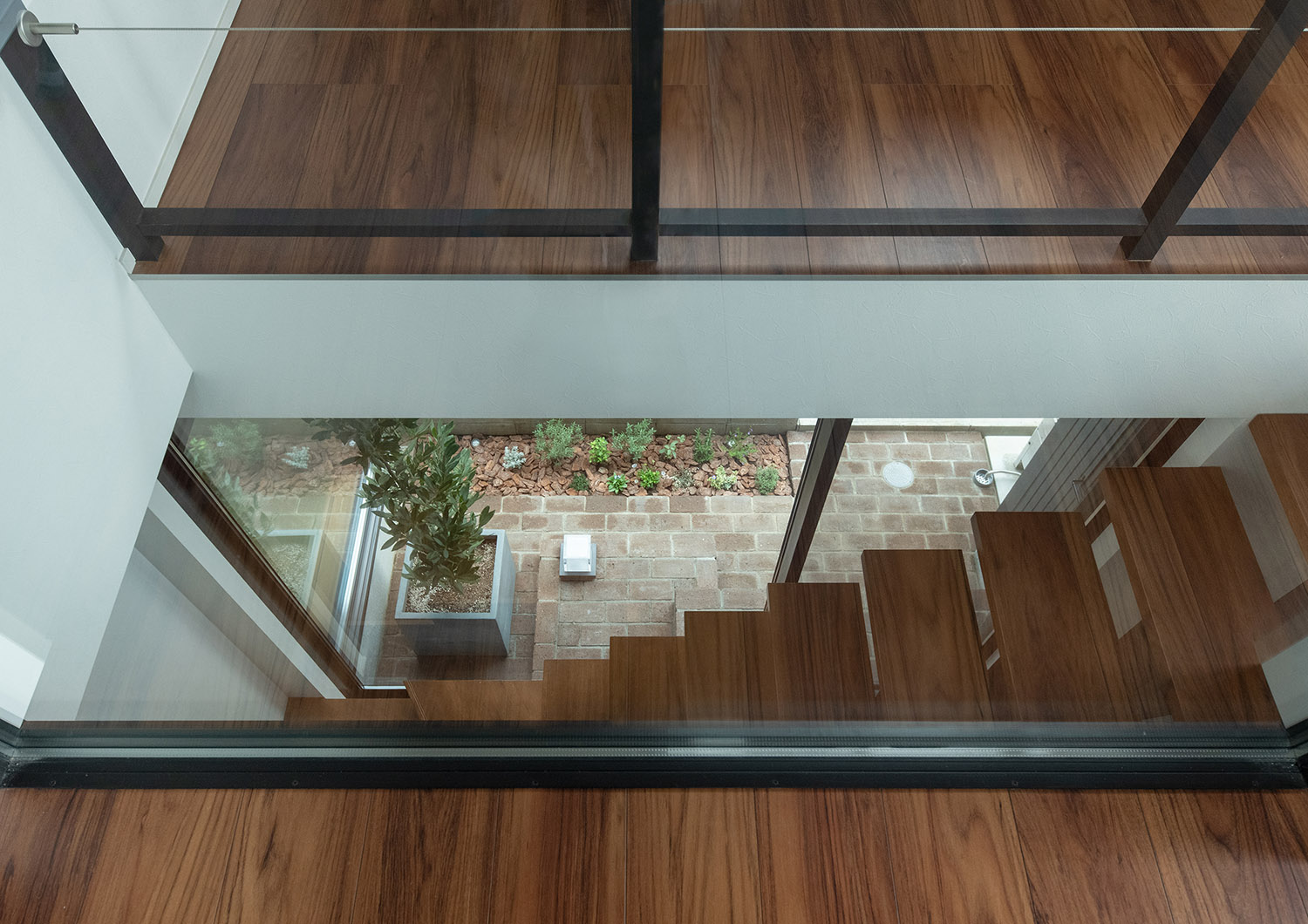 フローリングと近い素材のスケルトン階段・デザイン住宅 注文住宅・デザイン住宅建築実例_『CASE755 山際の家（やまぎわのいえ）』_階段