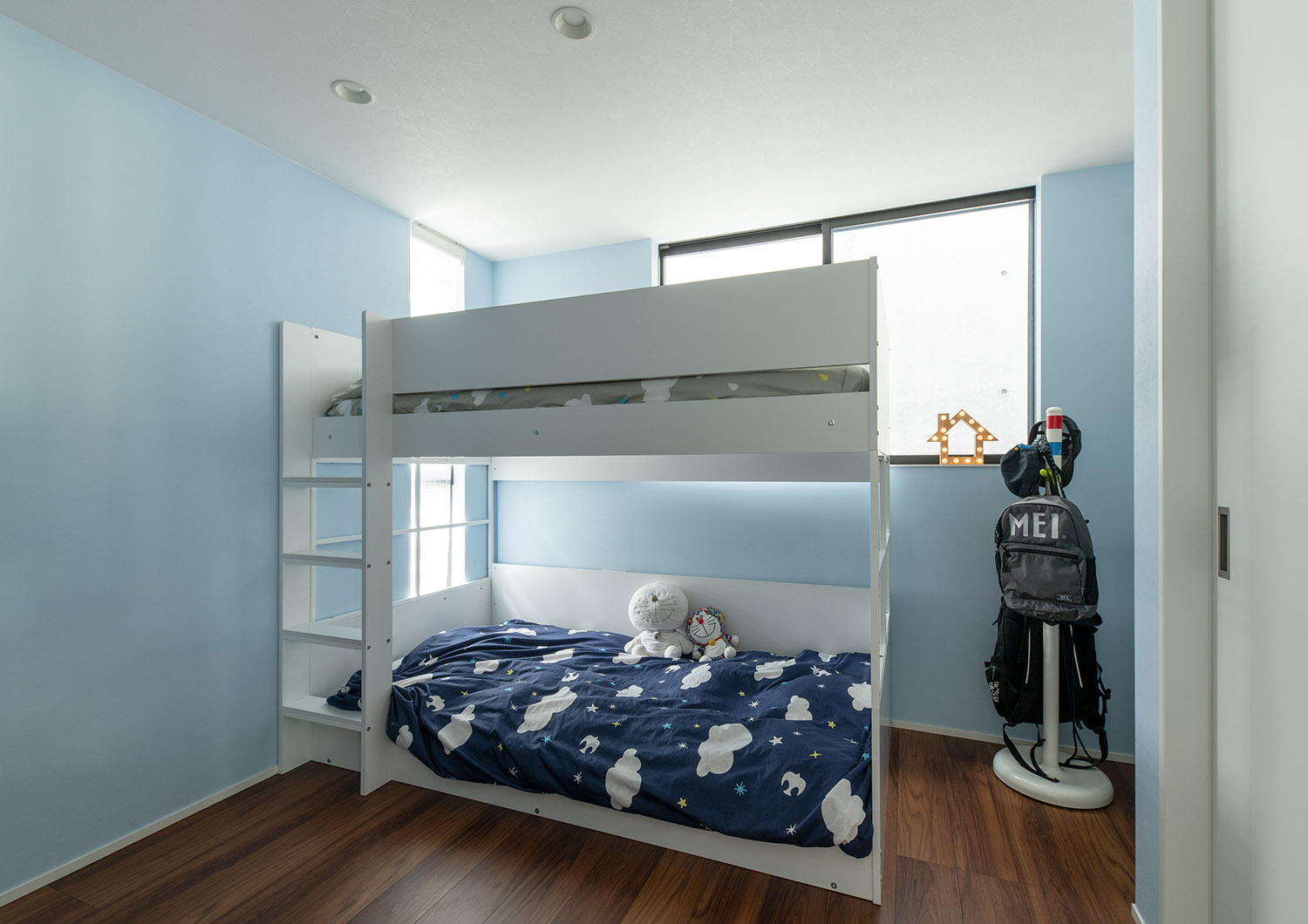 水色のクロスや、雲柄の布団などがある白い二段ベッドの子供部屋・デザイン住宅 注文住宅・デザイン住宅建築実例_『CASE755 山際の家（やまぎわのいえ）』_子供部屋