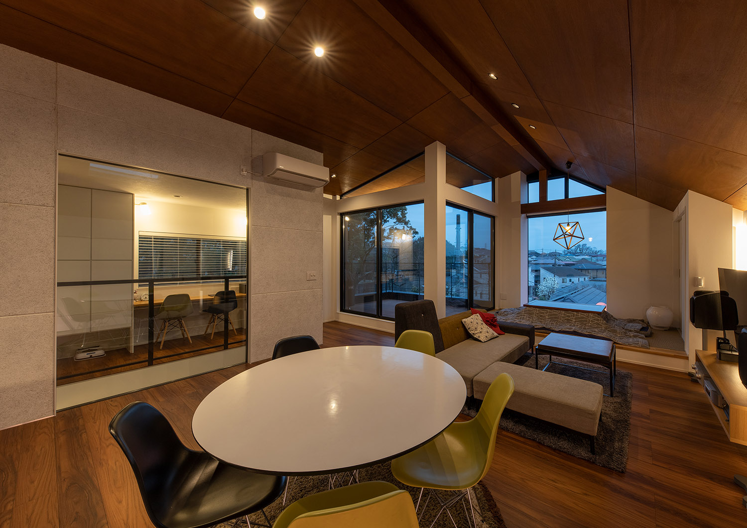 天井のダウンライトに照らされた木の高天井のLDK・デザイン住宅 注文住宅・デザイン住宅建築実例_『CASE755 山際の家（やまぎわのいえ）』_LDK