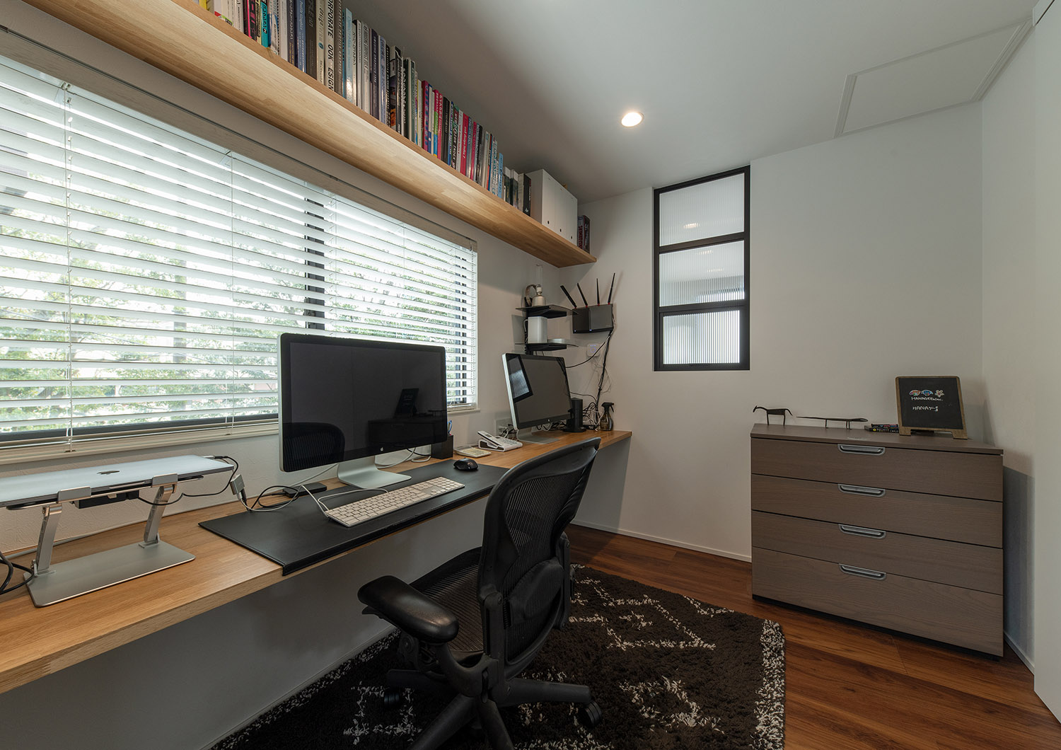 壁一面にデスクと本棚が取り付けられた書斎・デザイン住宅 注文住宅・デザイン住宅建築実例_『CASE755 山際の家（やまぎわのいえ）』_書斎