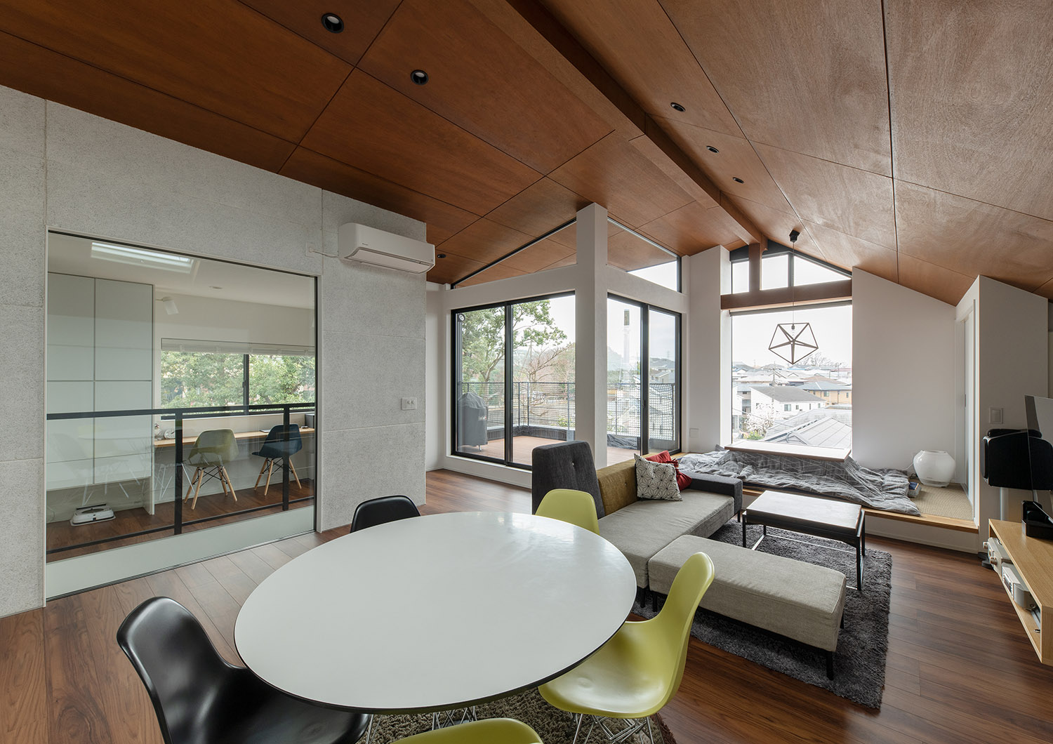 室内窓やバルコニーに繋がる窓がある、木の天井のLDK・デザイン住宅 注文住宅・デザイン住宅建築実例_『CASE755 山際の家（やまぎわのいえ）』_LDK