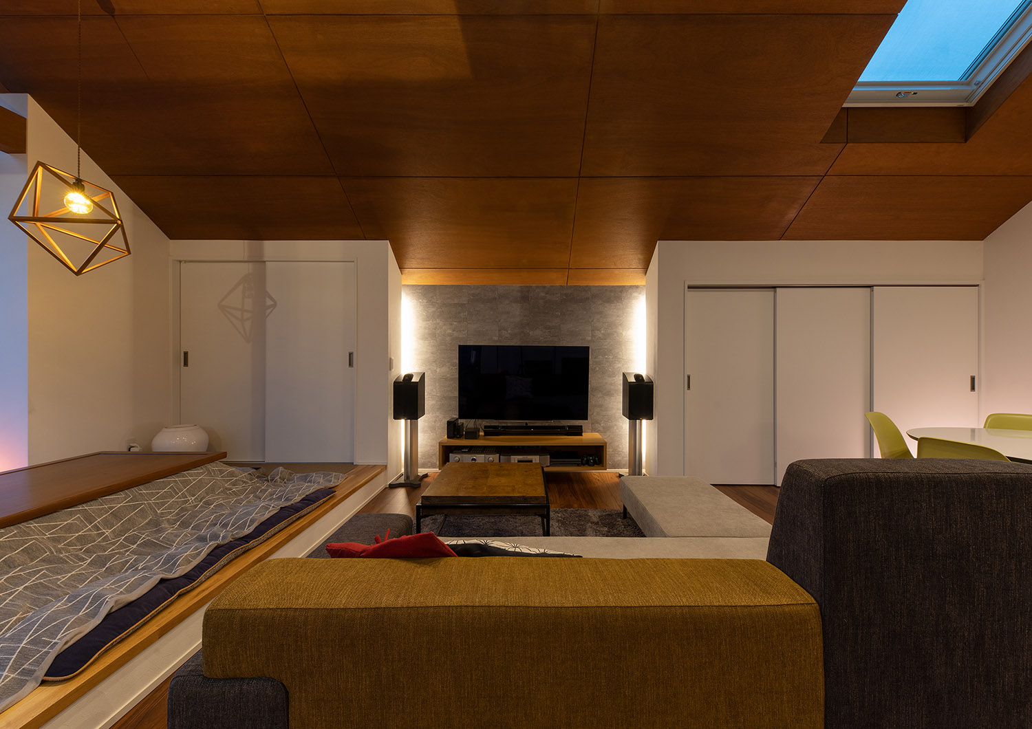 テレビを置いた壁に間接照明を取り付けたLDK・デザイン住宅 注文住宅・デザイン住宅建築実例_『CASE755 山際の家（やまぎわのいえ）』_LDK