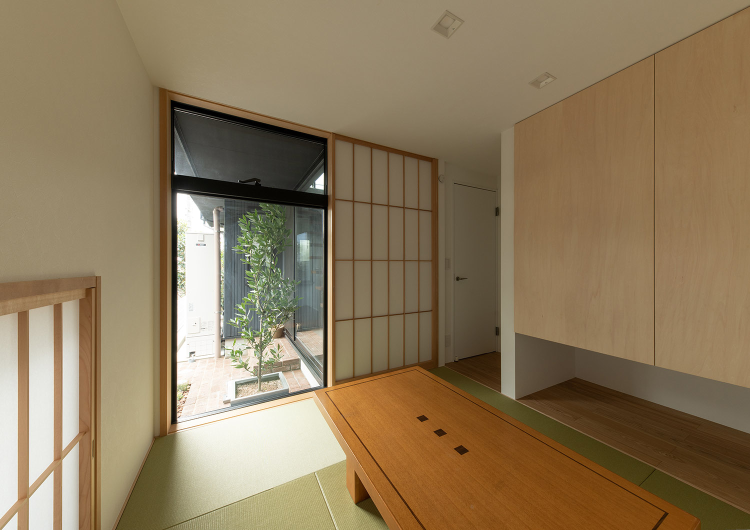 木の机が置かれた、外の植栽が見える窓がある和室・デザイン住宅 注文住宅・デザイン住宅建築実例_『CASE755 山際の家（やまぎわのいえ）』_和室