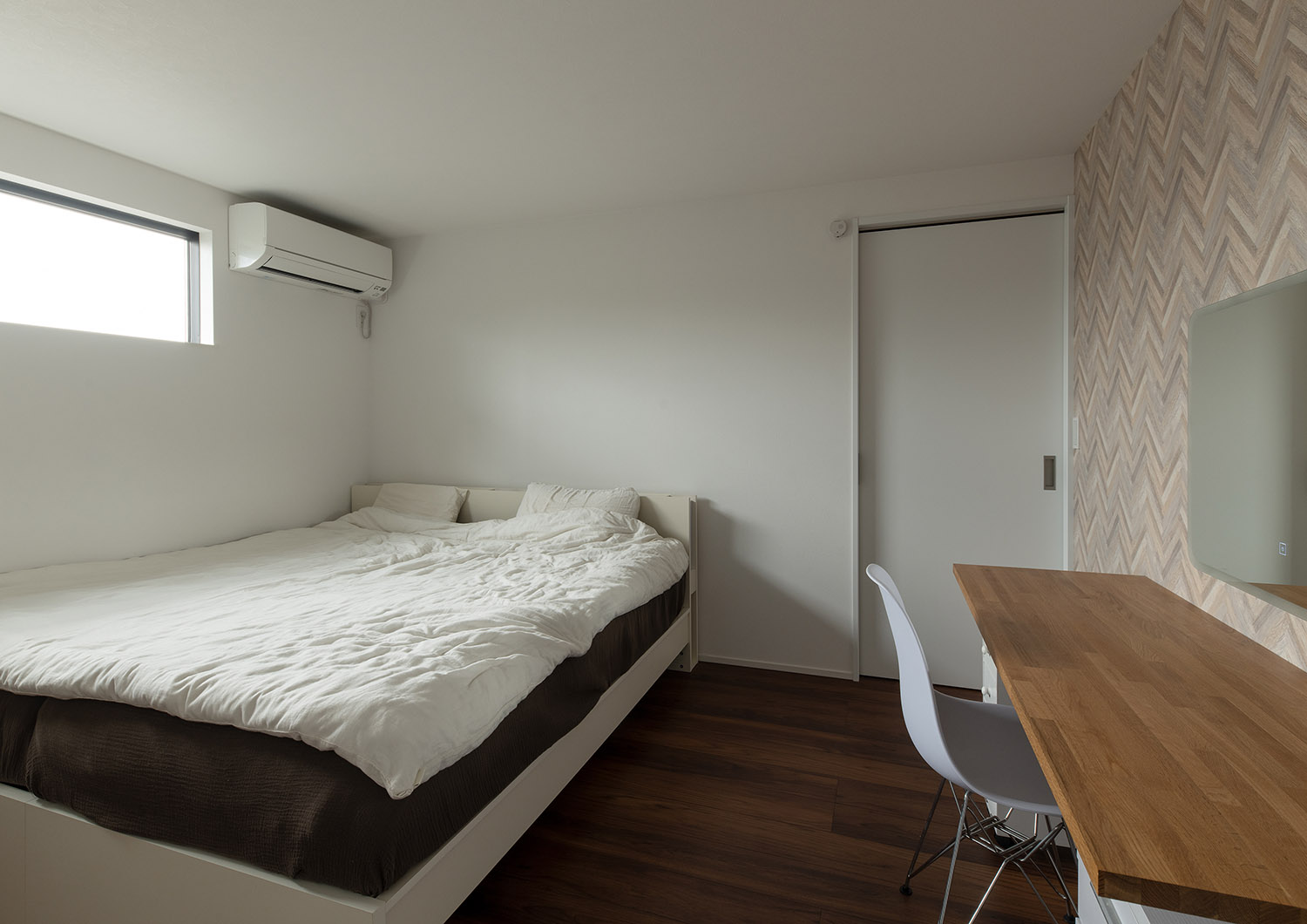 アクセントクロスに壁付けデスクが置かれた寝室・デザイン住宅 注文住宅・デザイン住宅建築実例_『CASE755 山際の家（やまぎわのいえ）』_寝室