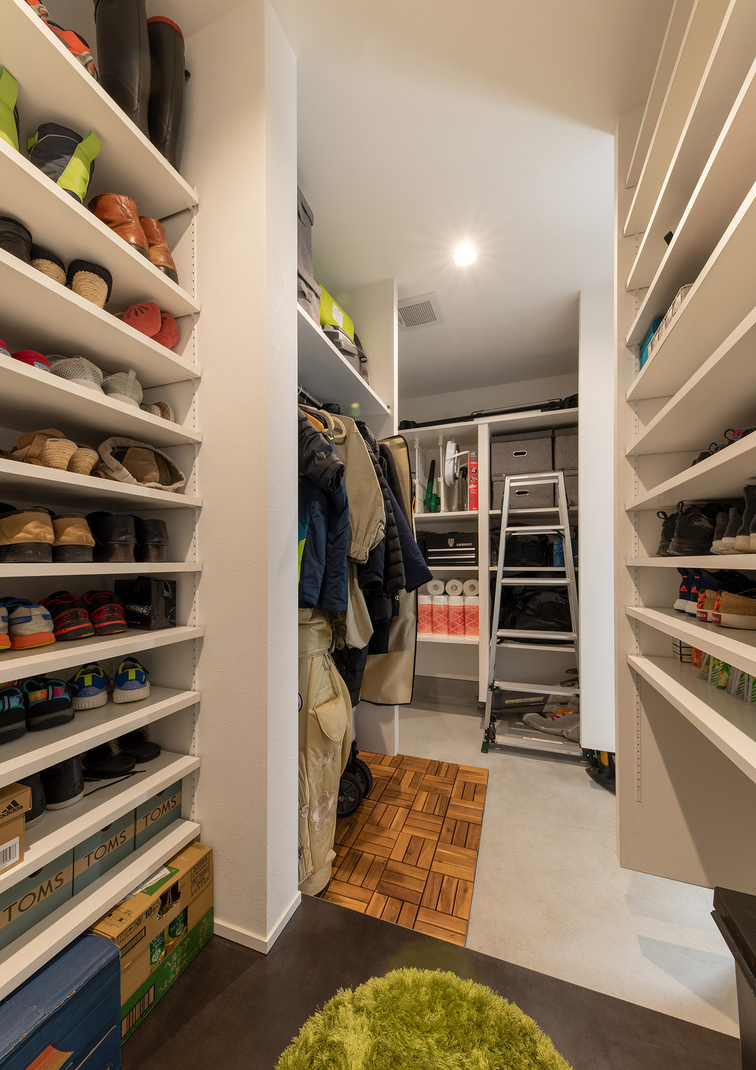 靴や洋服が収納されている白い壁のシューズインクローゼット・デザイン住宅 注文住宅・デザイン住宅建築実例_『CASE755 山際の家（やまぎわのいえ）』_玄関