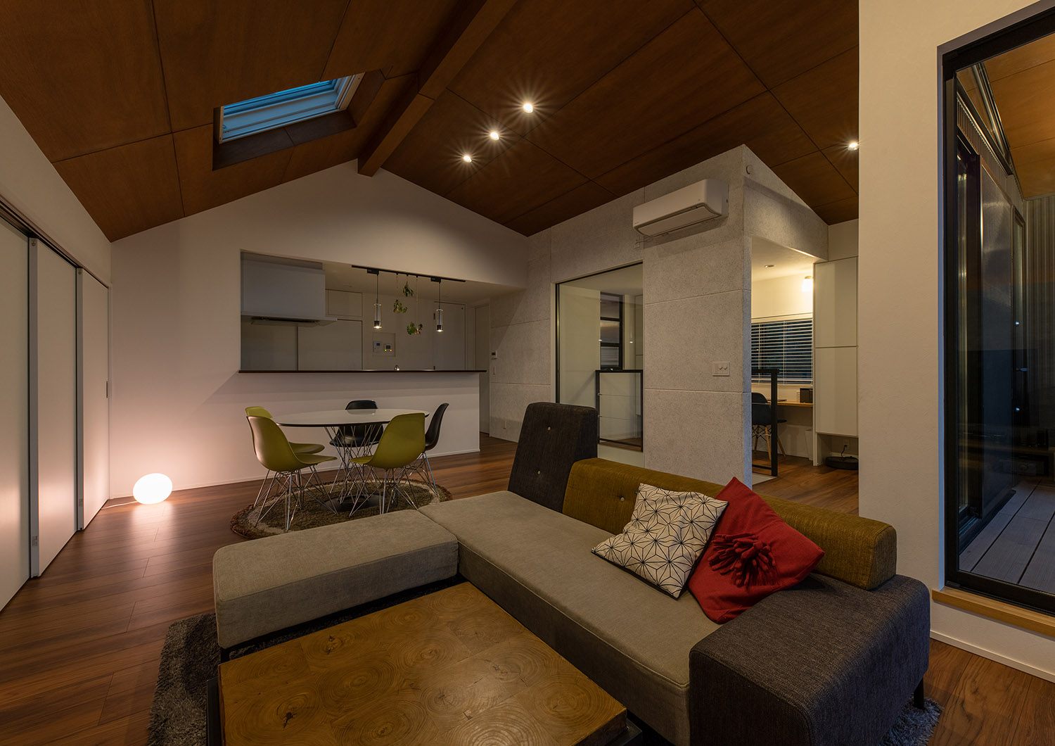 部屋の隅に丸い間接照明を置いた木の高天井のLDK・デザイン住宅 注文住宅・デザイン住宅建築実例_『CASE755 山際の家（やまぎわのいえ）』_LDK