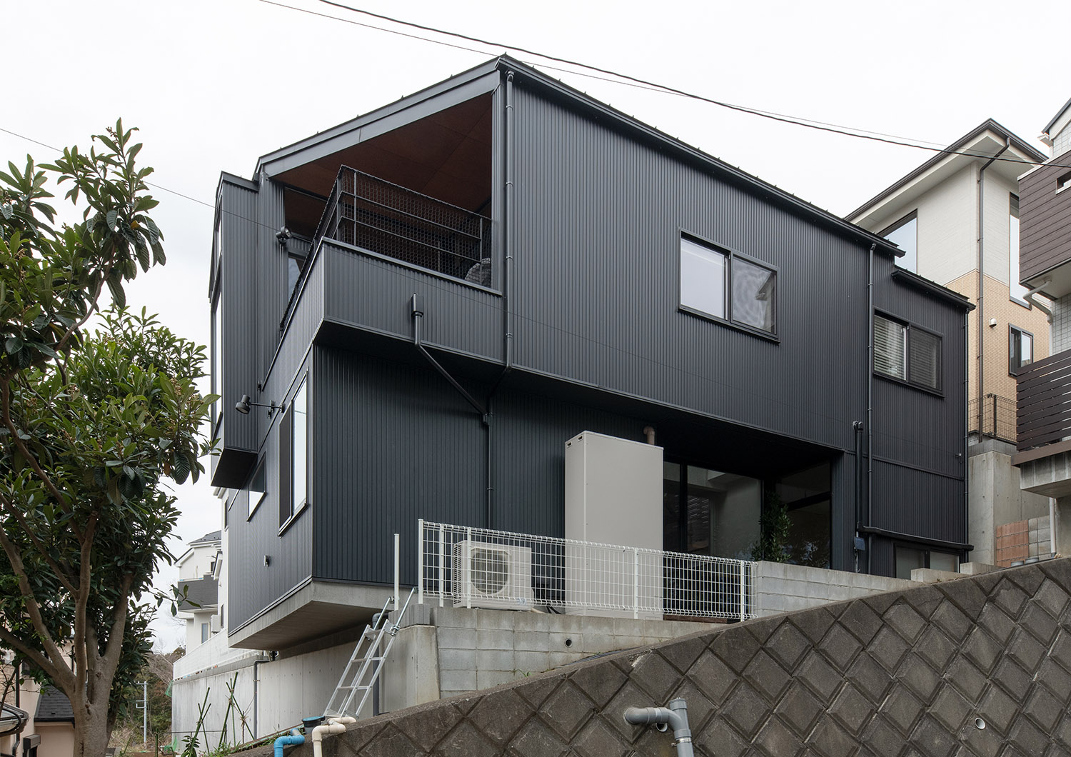 高台の上に建っている黒い外壁の住宅・デザイン住宅 注文住宅・デザイン住宅建築実例_『CASE755 山際の家（やまぎわのいえ）』_外観
