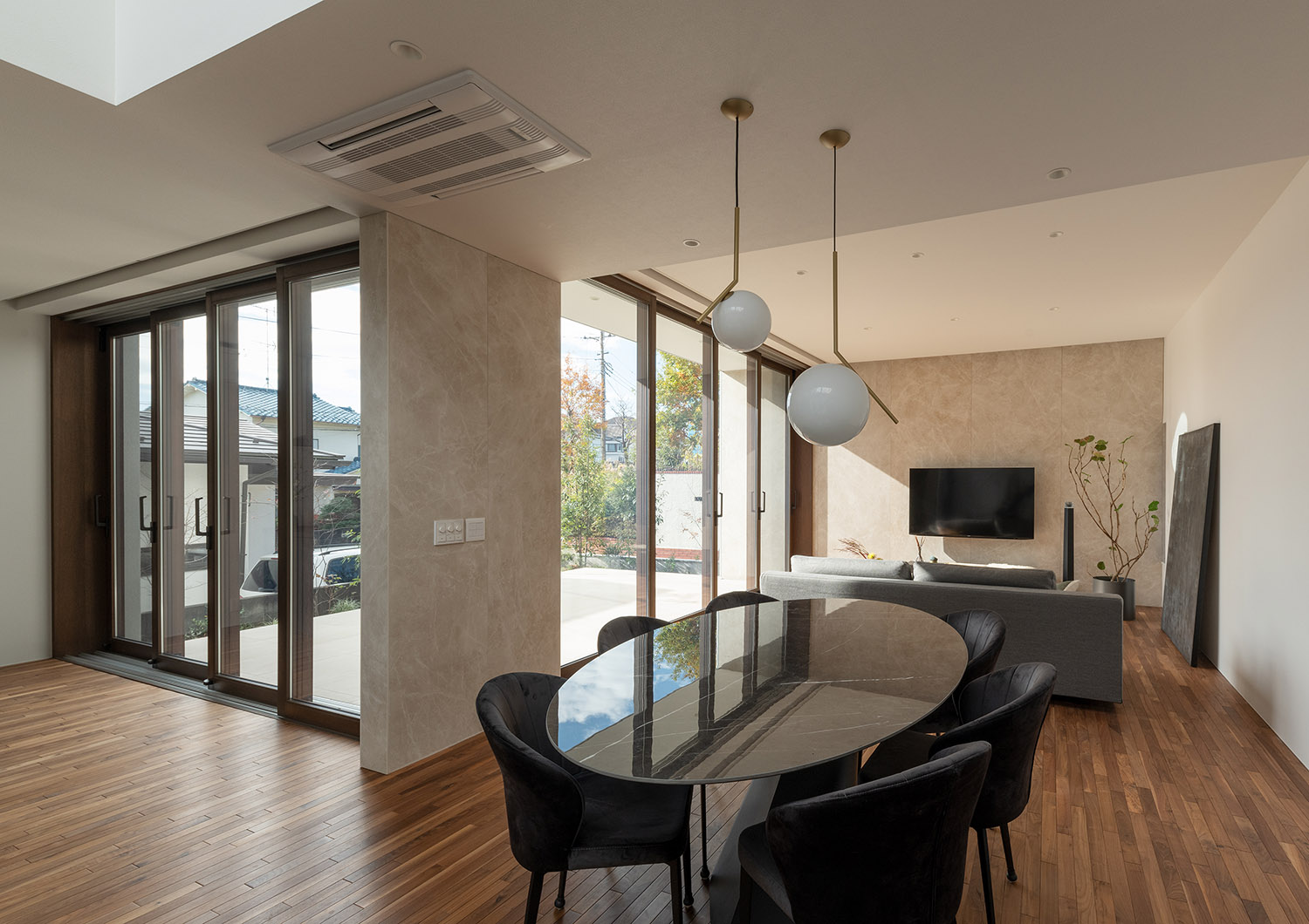黒くて楕円形のダイニングテーブルがある中庭に面したLDK・デザイン住宅 注文住宅・デザイン住宅建築実例_『CASE756 utsuwa』_LDK