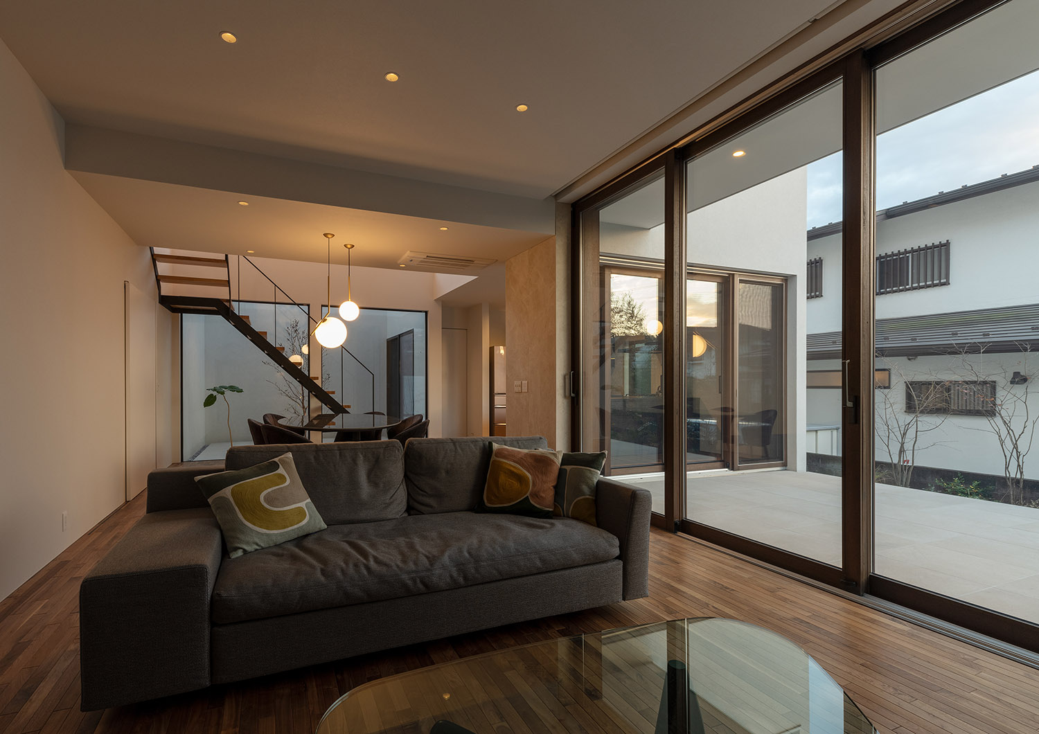 ダウンライトやペンダントライトに照らされる、中庭とフラットに繋がったLDK・デザイン住宅 注文住宅・デザイン住宅建築実例_『CASE756 utsuwa』_LDK