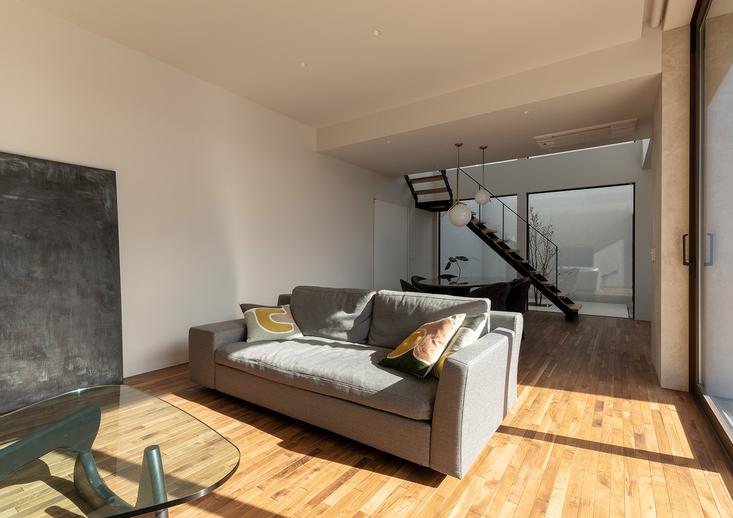 庭が二方向に面したグレーのソファーがあるLDK・デザイン住宅 注文住宅・デザイン住宅建築実例_『CASE756 utsuwa』_LDK