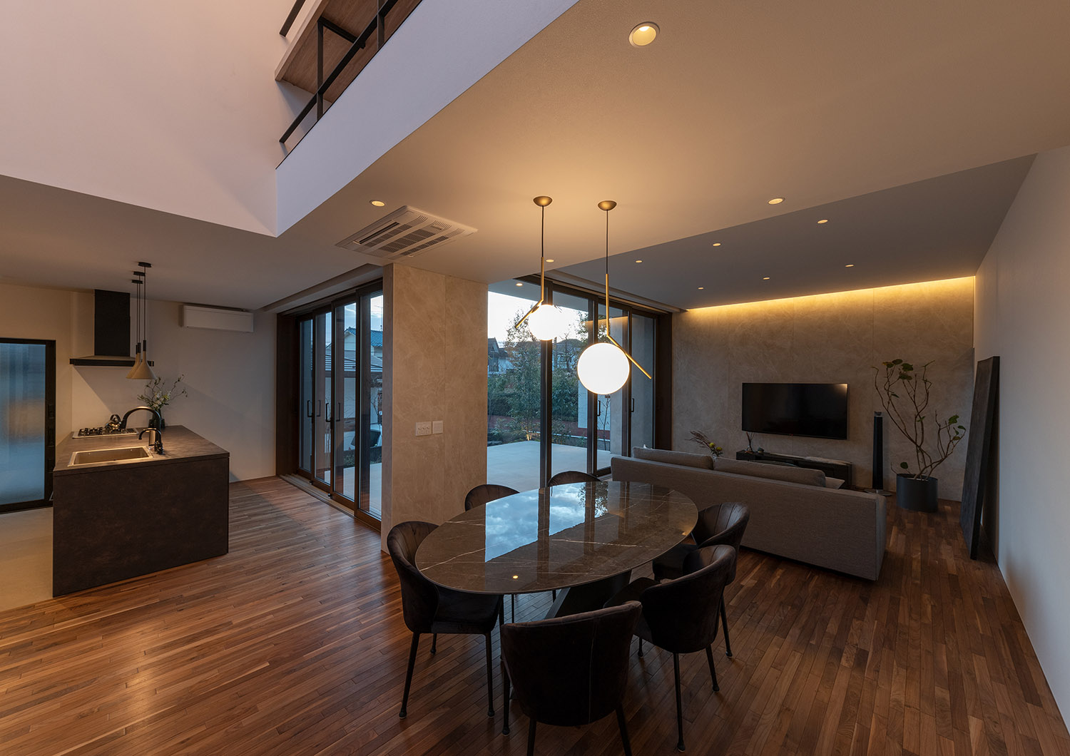 丸いペンダントライトや壁際の間接照明に照らされたLDK・デザイン住宅 注文住宅・デザイン住宅建築実例_『CASE756 utsuwa』_LDK