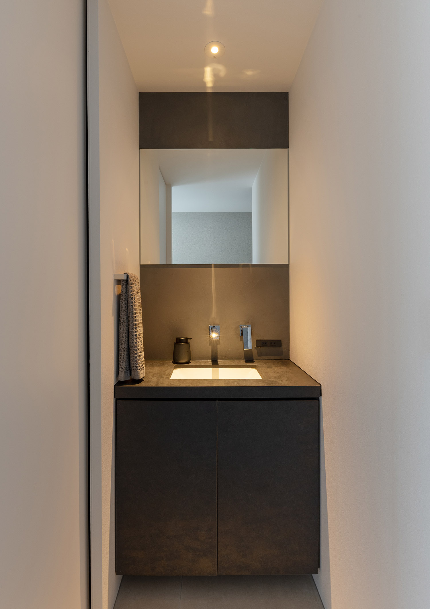 黒い洗面台がある手洗いカウンター・デザイン住宅 注文住宅・デザイン住宅建築実例_『CASE756 utsuwa』_浴室・洗面所