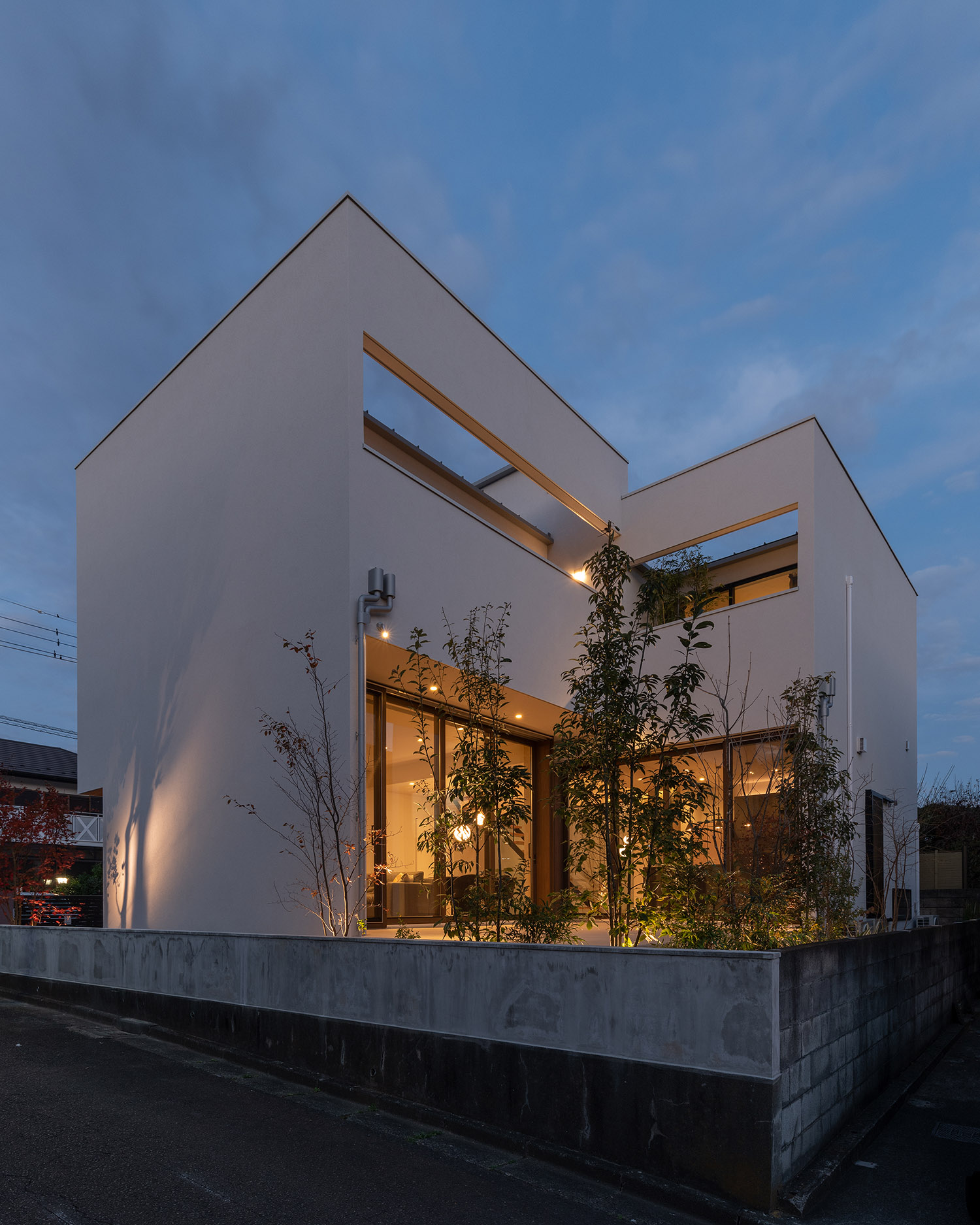 ライトアップされた植栽が植えられた中庭がある白い外壁の家・デザイン住宅 注文住宅・デザイン住宅建築実例_『CASE756 utsuwa』_外観