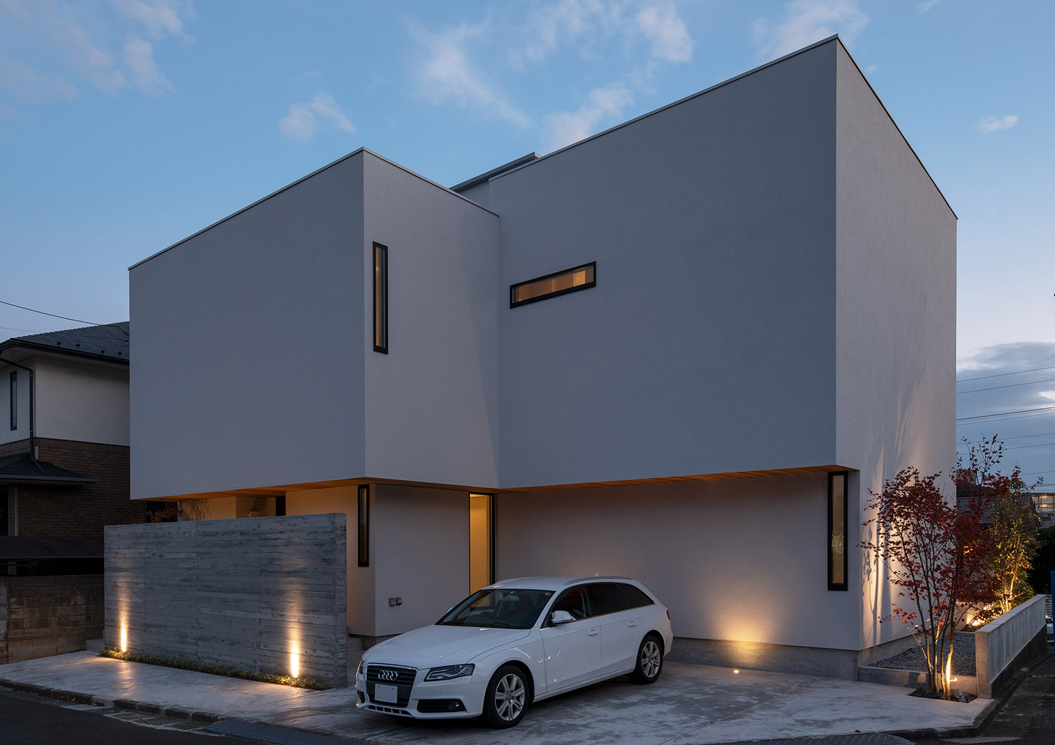 壁や植栽が床に埋め込まれた照明に照らされる白いスクエアな外観の家・デザイン住宅 注文住宅・デザイン住宅建築実例_『CASE756 utsuwa』_外観