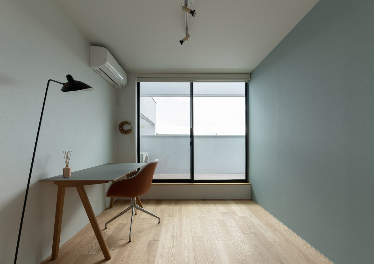 バルコニーに面した、壁付けの机や水色のアクセントクロスがある子供部屋・デザイン住宅 注文住宅・デザイン住宅建築実例_『CASE756 utsuwa』_子供部屋