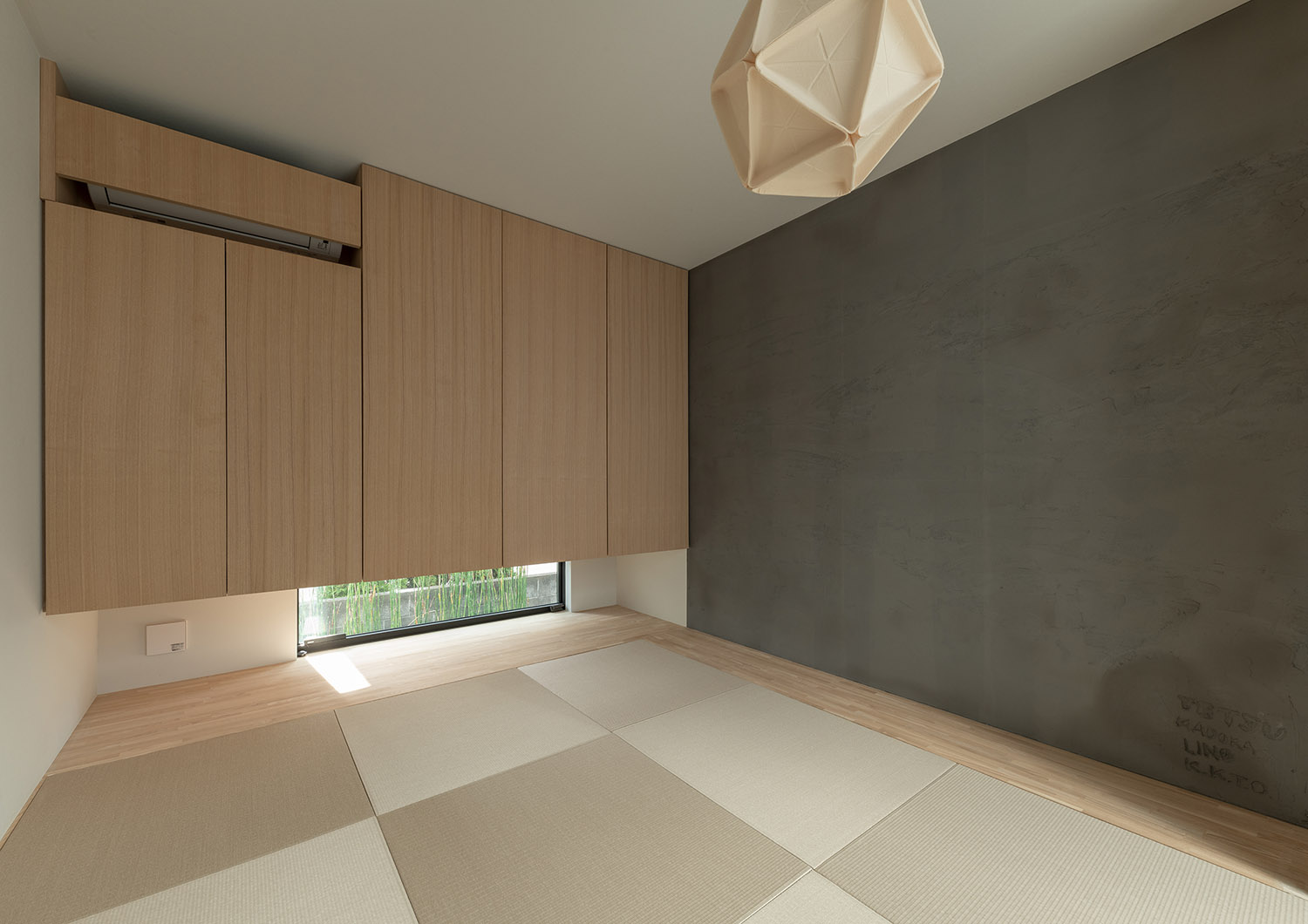 木製の収納や地窓がある、壁の一部が漆喰となった和室・デザイン住宅 注文住宅・デザイン住宅建築実例_『CASE756 utsuwa』_和室