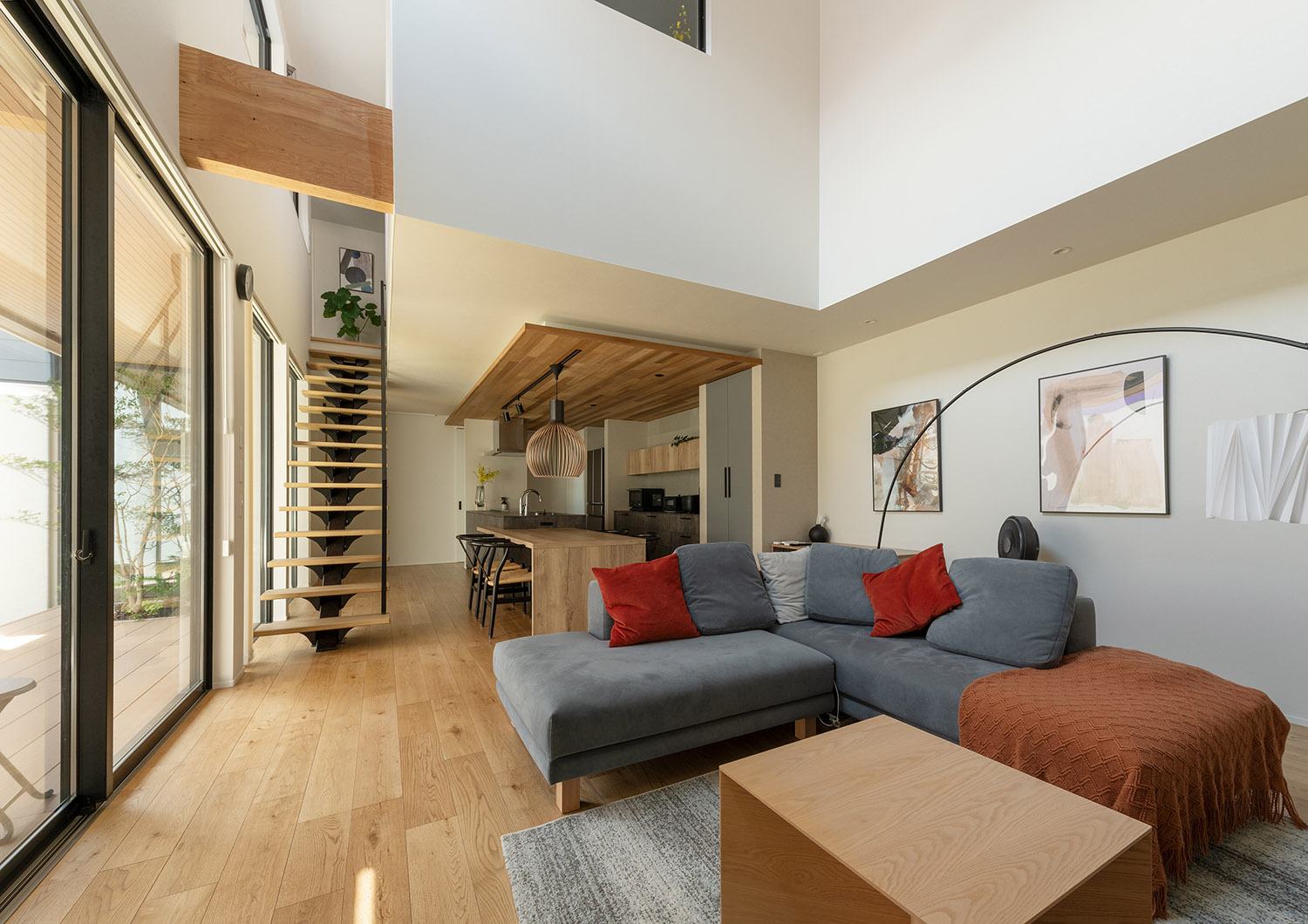 吹き抜けと縁側のあるリビング