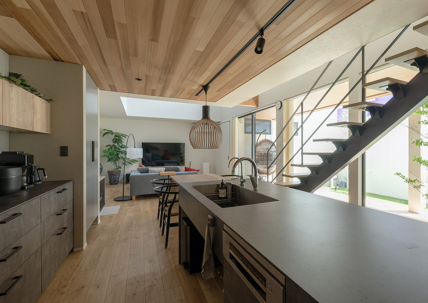 正面に縁側が見える、天井が木目になったキッチン・デザイン住宅 注文住宅・デザイン住宅建築実例_『CASE757 トキノエンガワ』_LDK