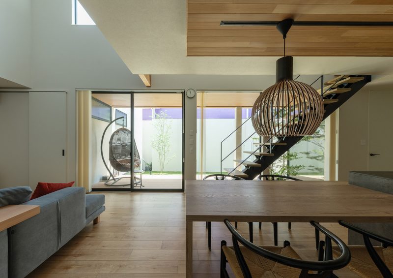 空間のつながりを感じさせる開放的なLDKと中庭