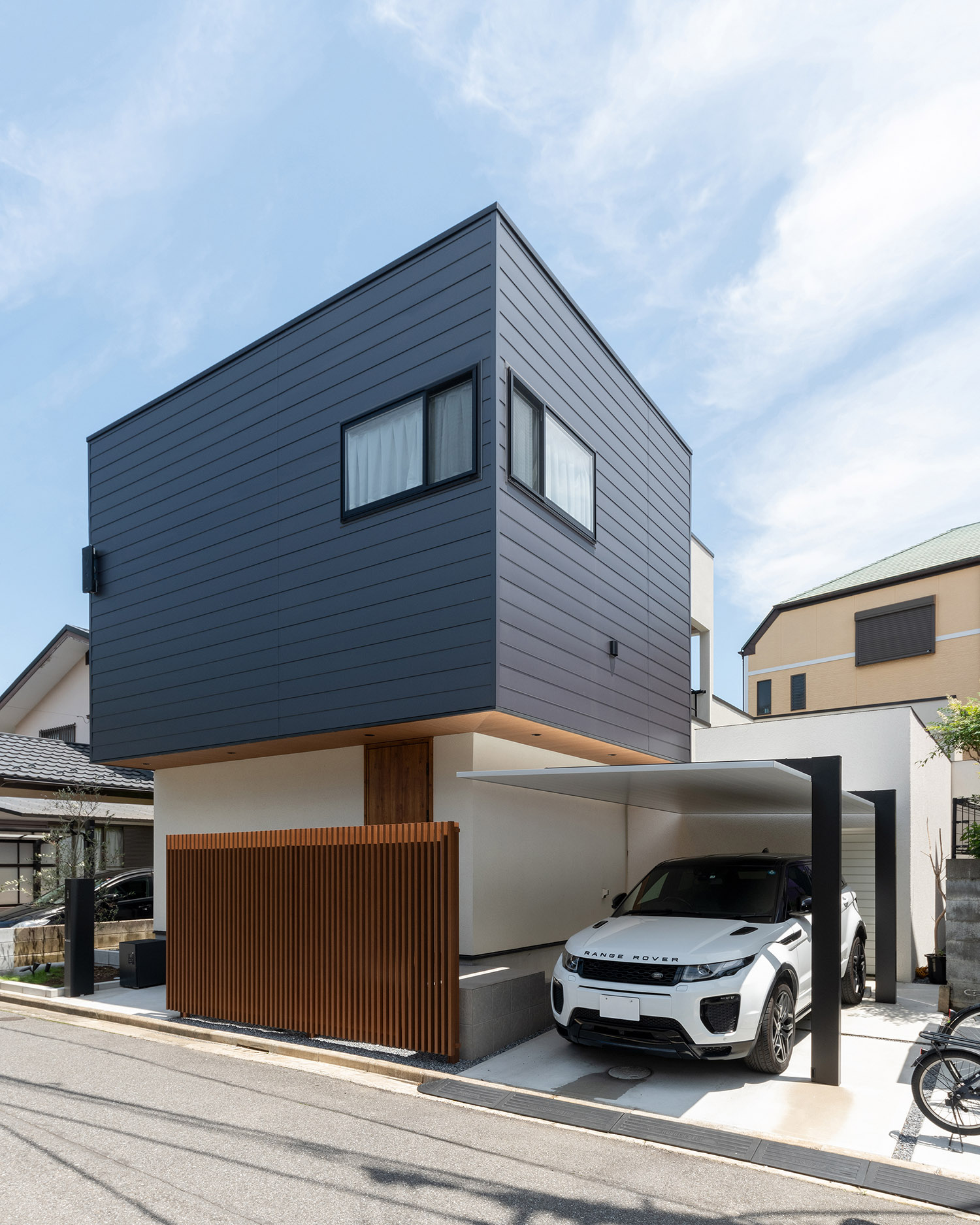 カーポートに白い車が一台収納されているルーバーの目隠しがある住宅・デザイン住宅 注文住宅・デザイン住宅建築実例_『CASE757 トキノエンガワ』_外観