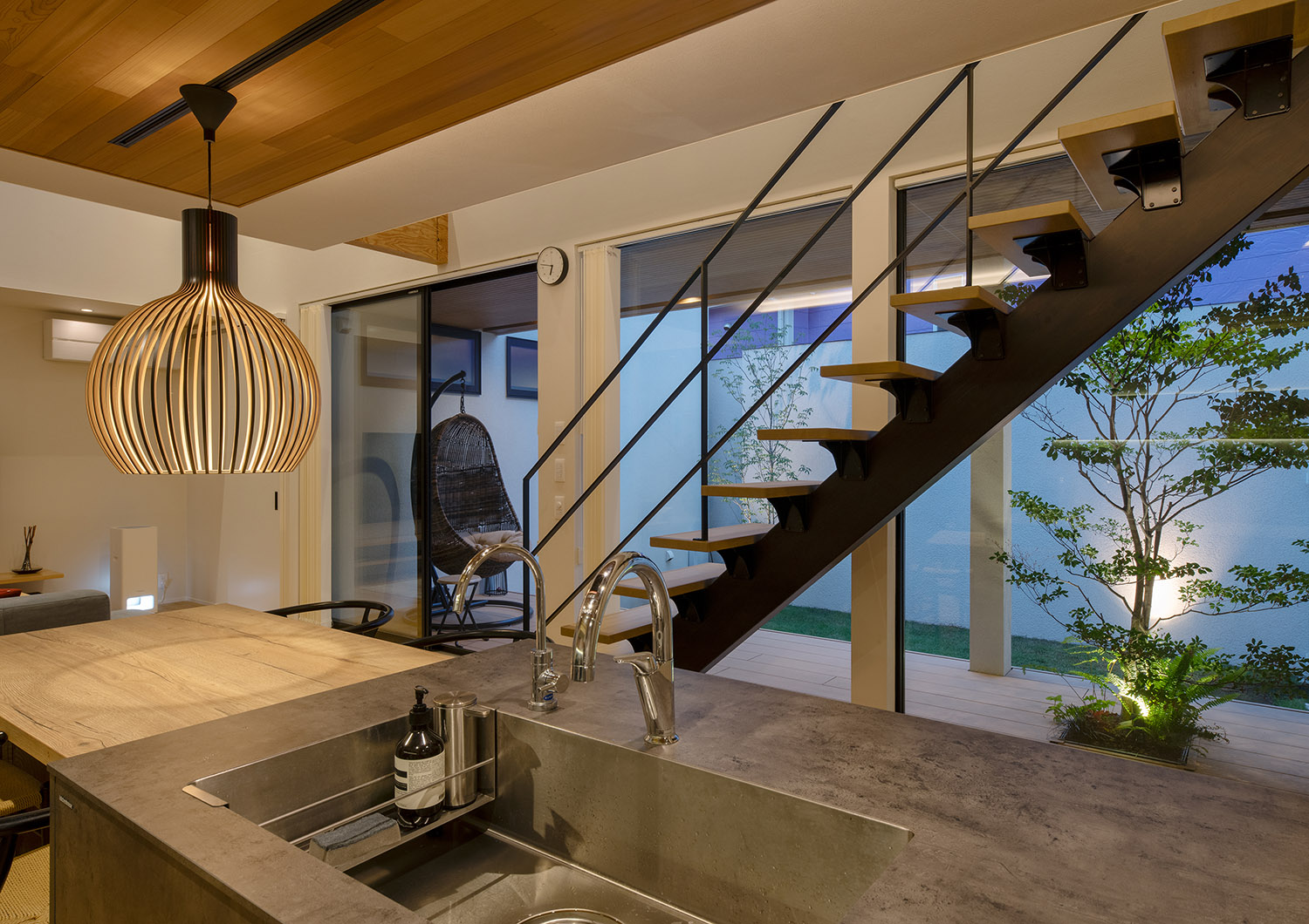 中庭の植栽がライトアップされた様子が見えるキッチン・デザイン住宅 注文住宅・デザイン住宅建築実例_『CASE757 トキノエンガワ』_キッチン