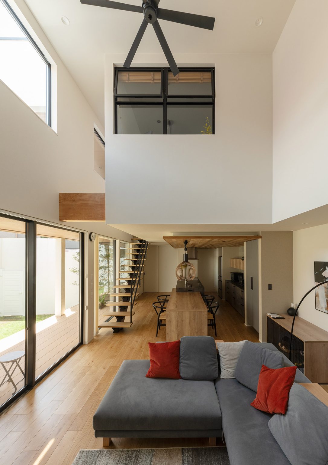 2階建ての吹き抜けのある家|メリット・デメリットやおしゃれな注文住宅の実例も紹介 | 注文住宅なら建築設計事務所フリーダムアーキテクツ
